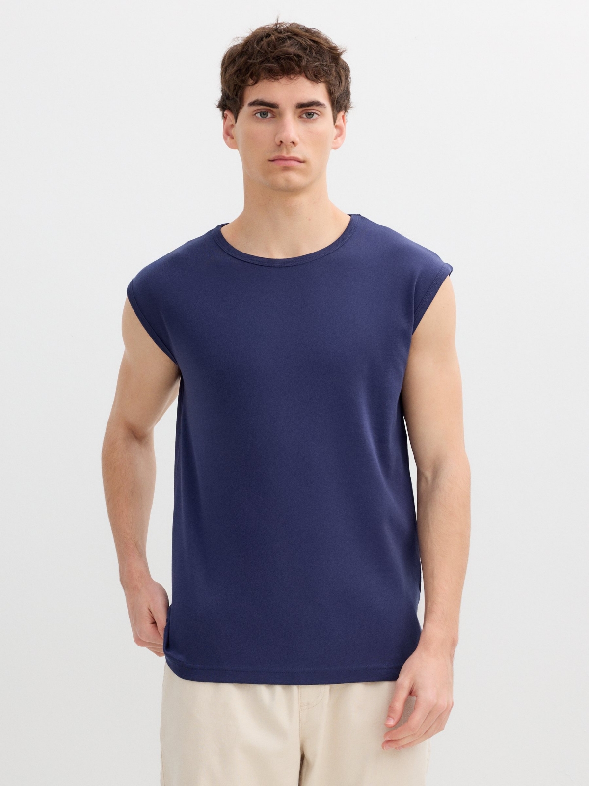 Camiseta básica sem mangas azul vista meia frontal