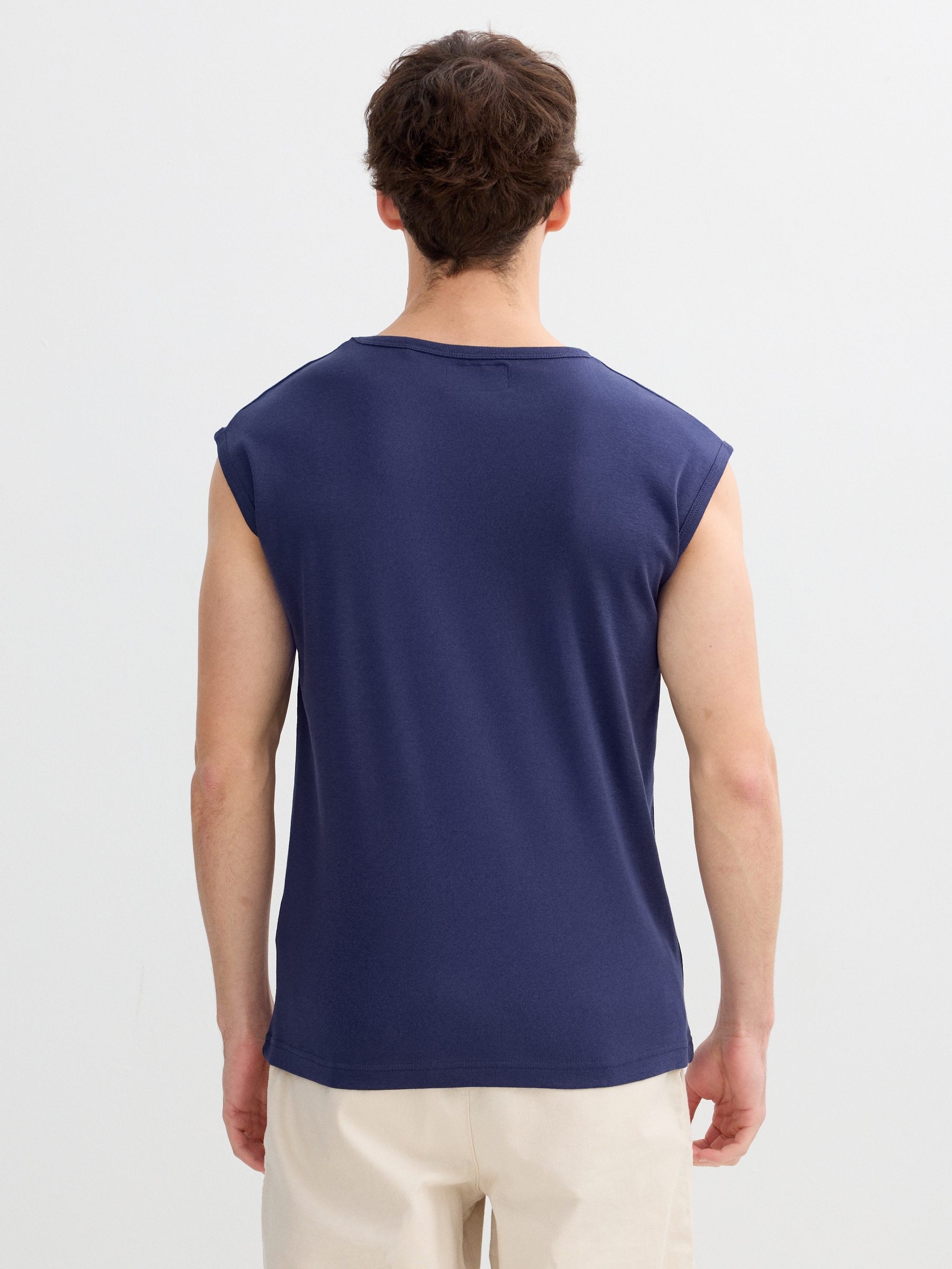 Camiseta básica sin mangas azul vista media frontal
