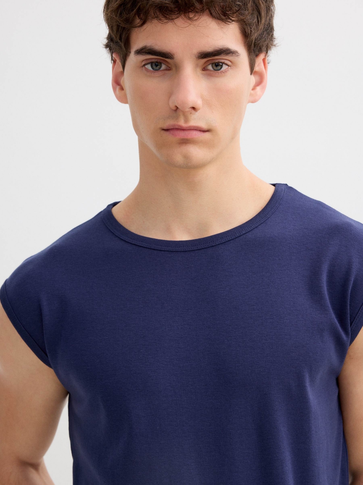 Camiseta básica sem mangas azul vista detalhe
