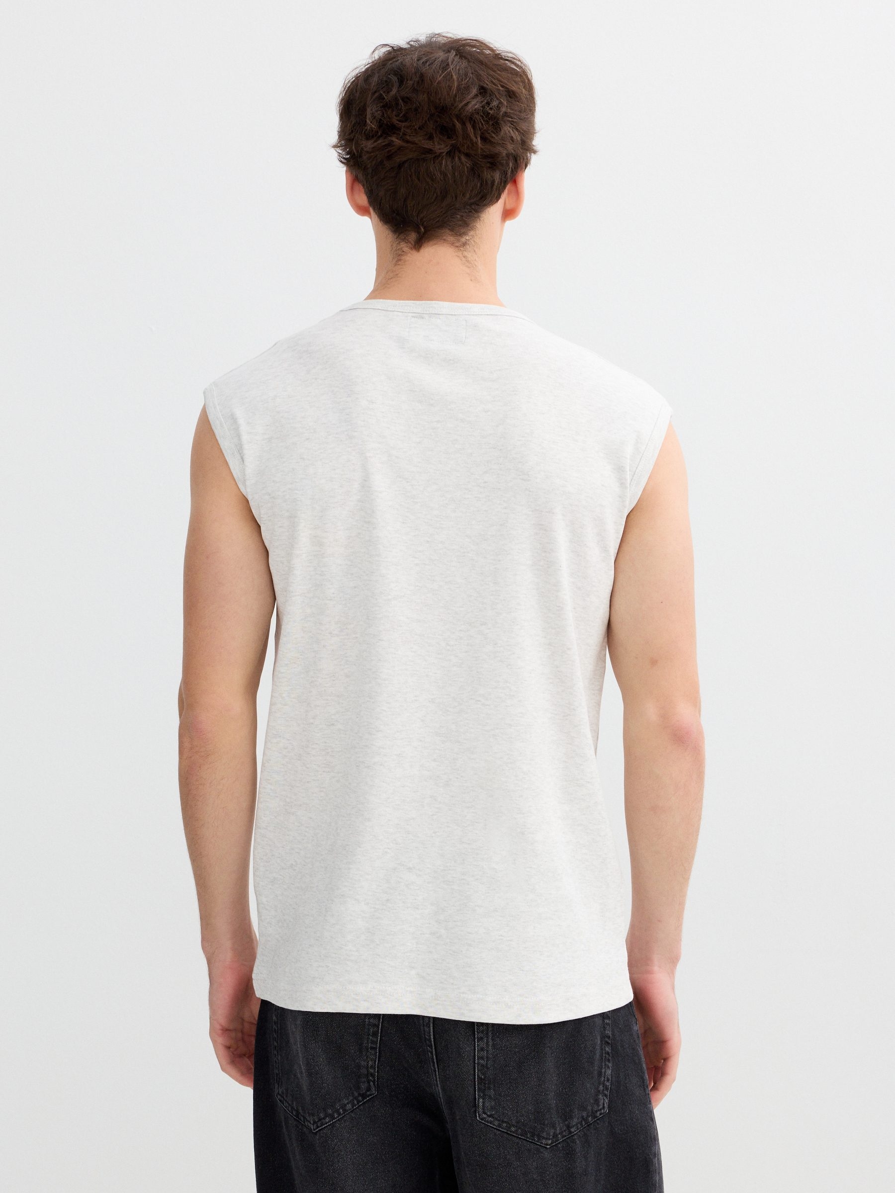 Camiseta básica sin mangas gris vista media frontal