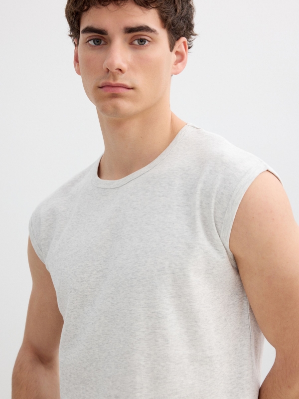 Camiseta básica sin mangas gris vista detalle