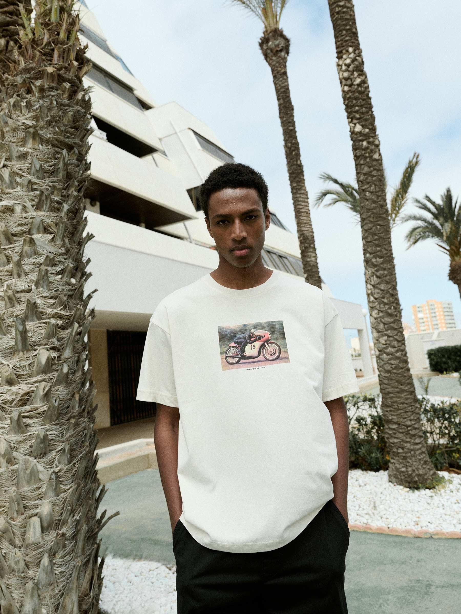 Camiseta estampada de moto crua vista meia frontal