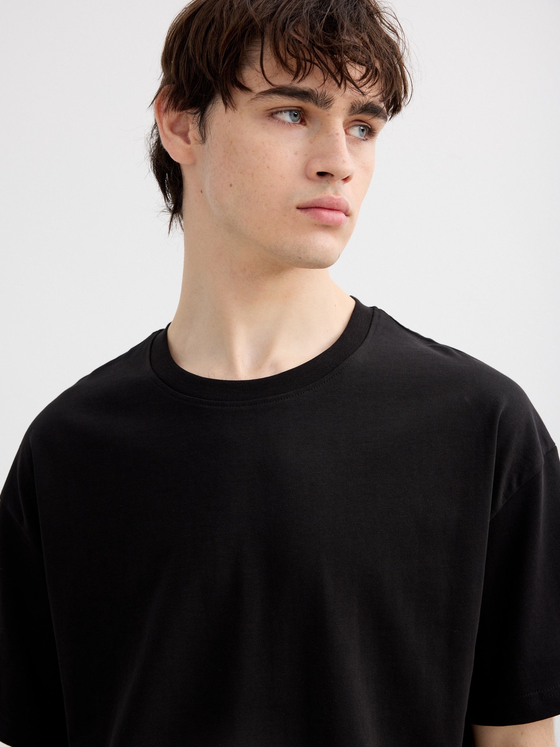 Basic cotton t-shirt black middle front view