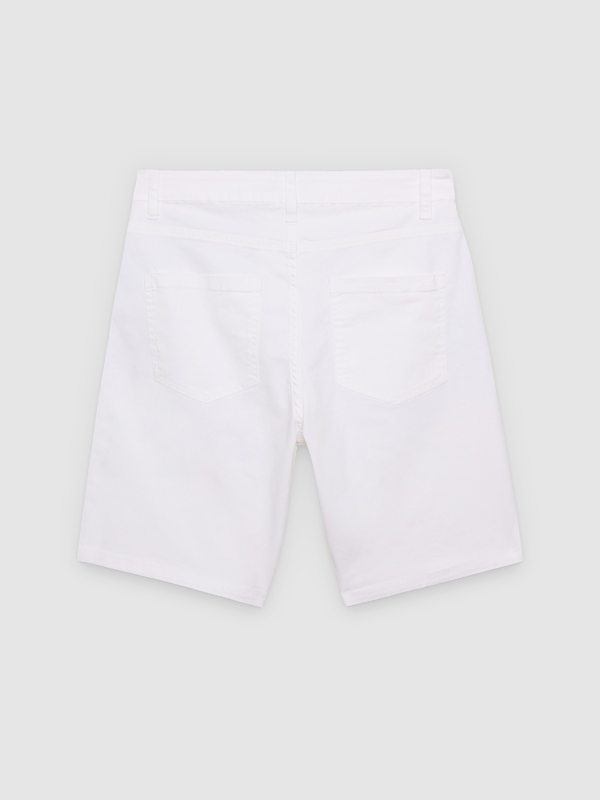 Bermuda baggy sarga blanco vista trasera