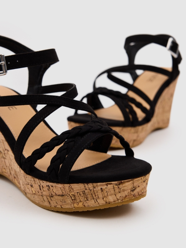 Tiras trançadas wedges preto vista detalhe