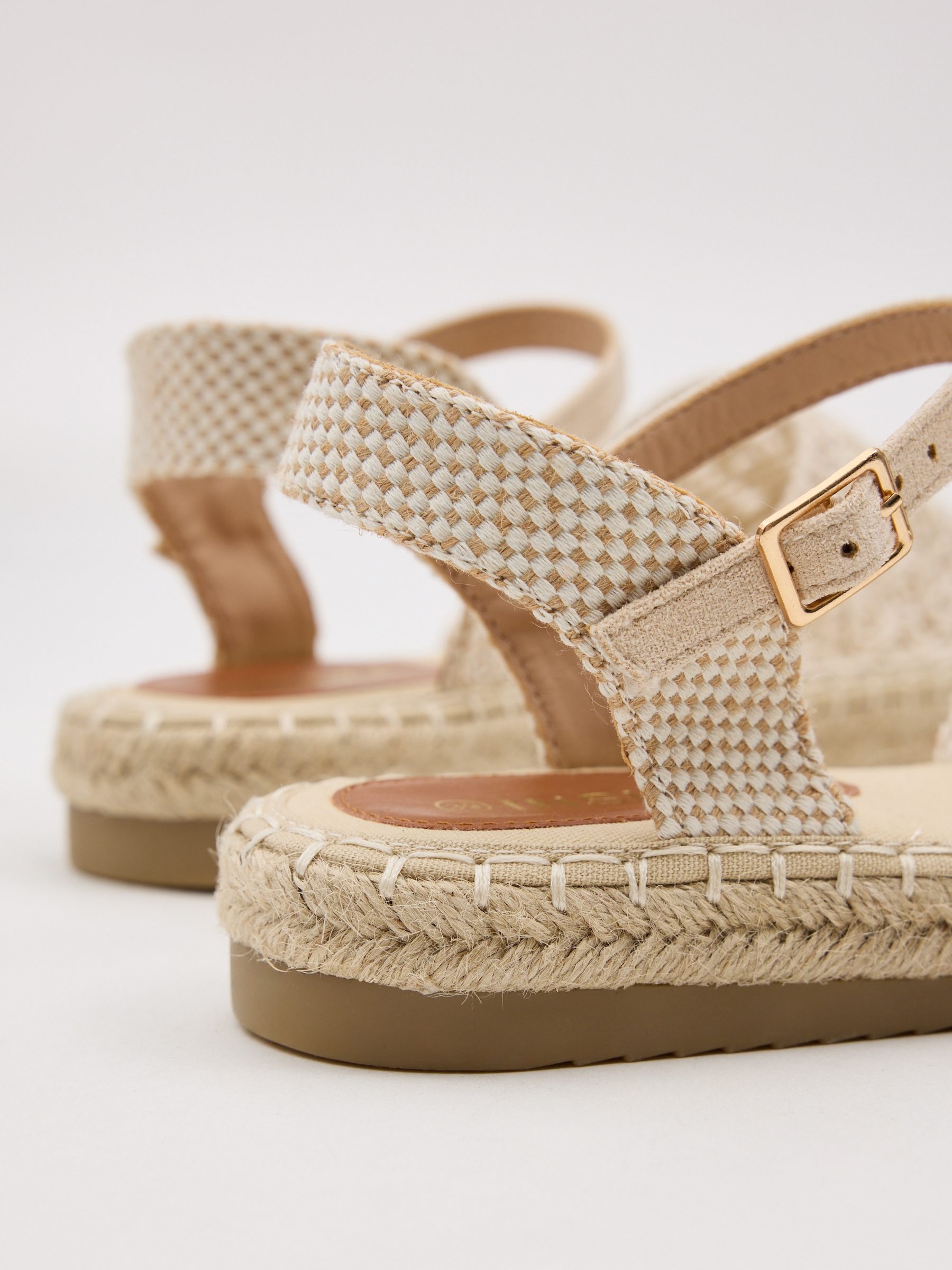 Sandalias yute bordada beige blanco roto