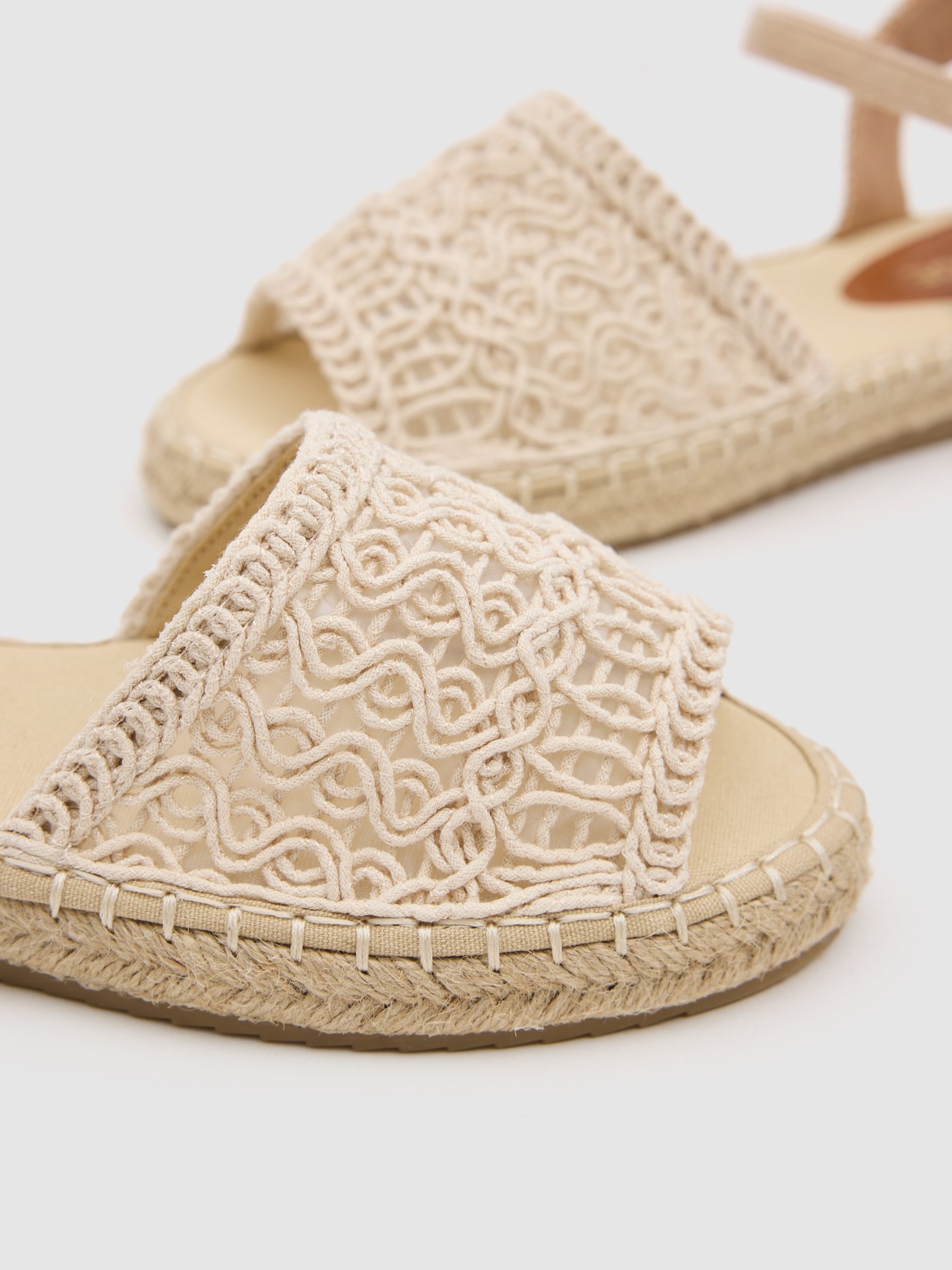 Sandalias yute bordada beige blanco roto