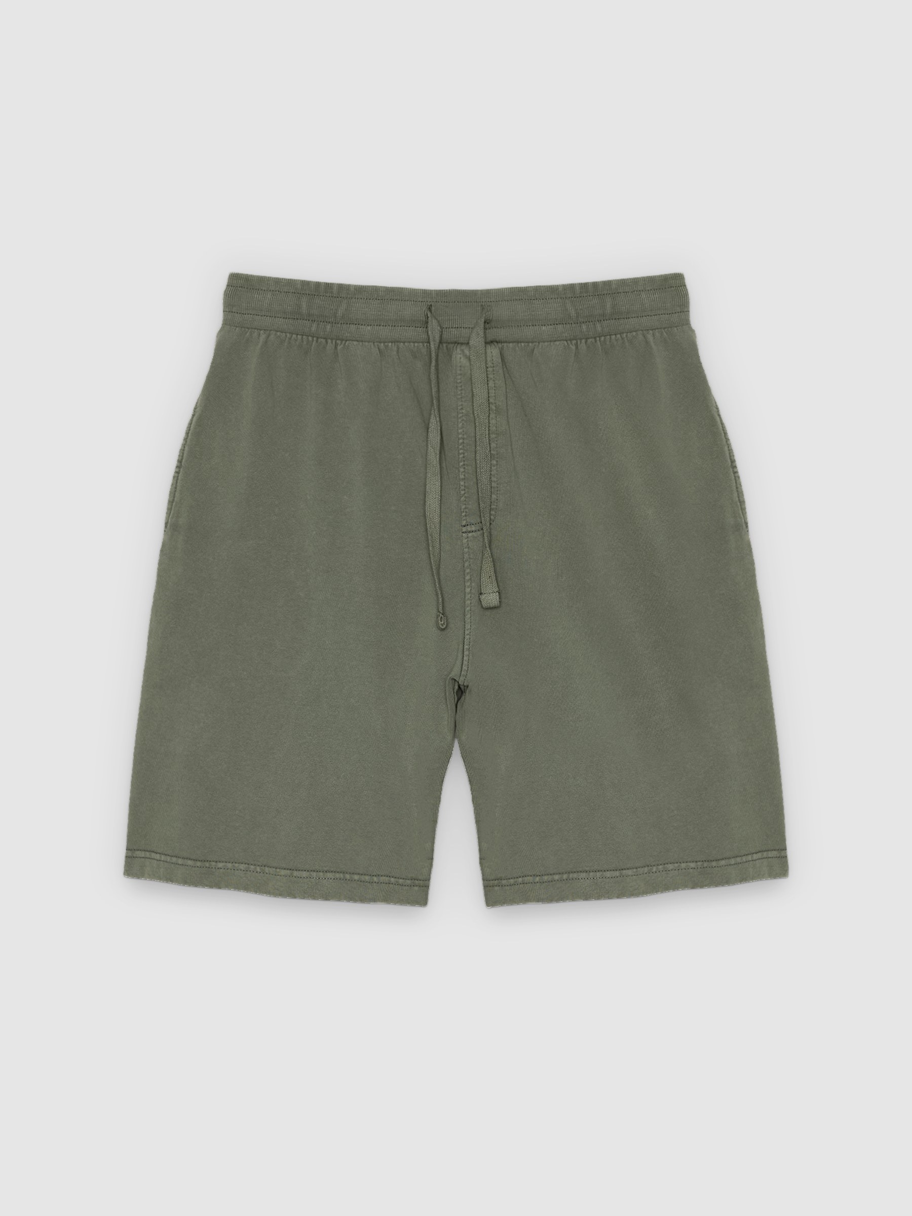 Bermuda esportiva felpuda com cordões verde vista meia frontal