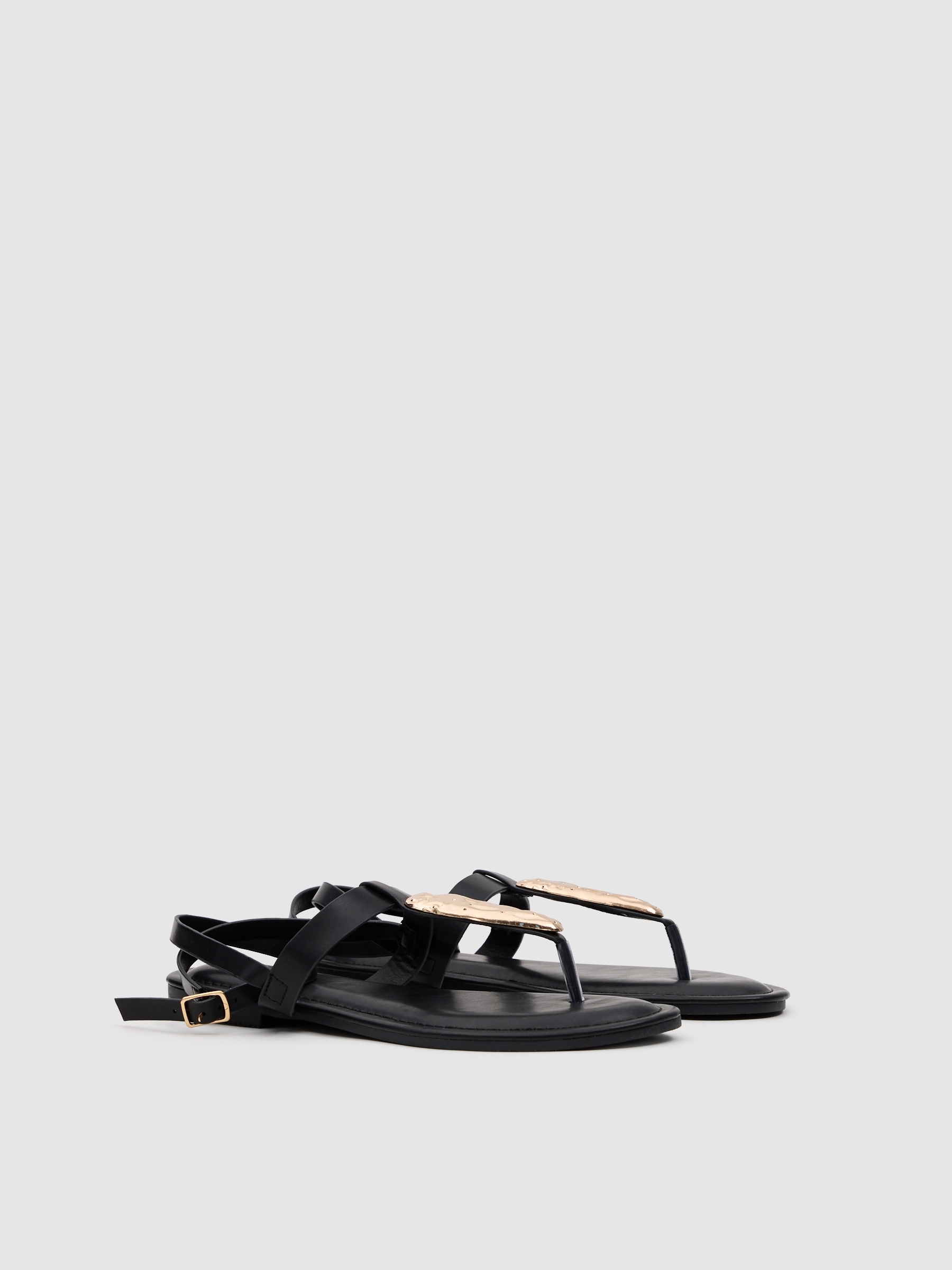 Flat sandal with buckle straps black