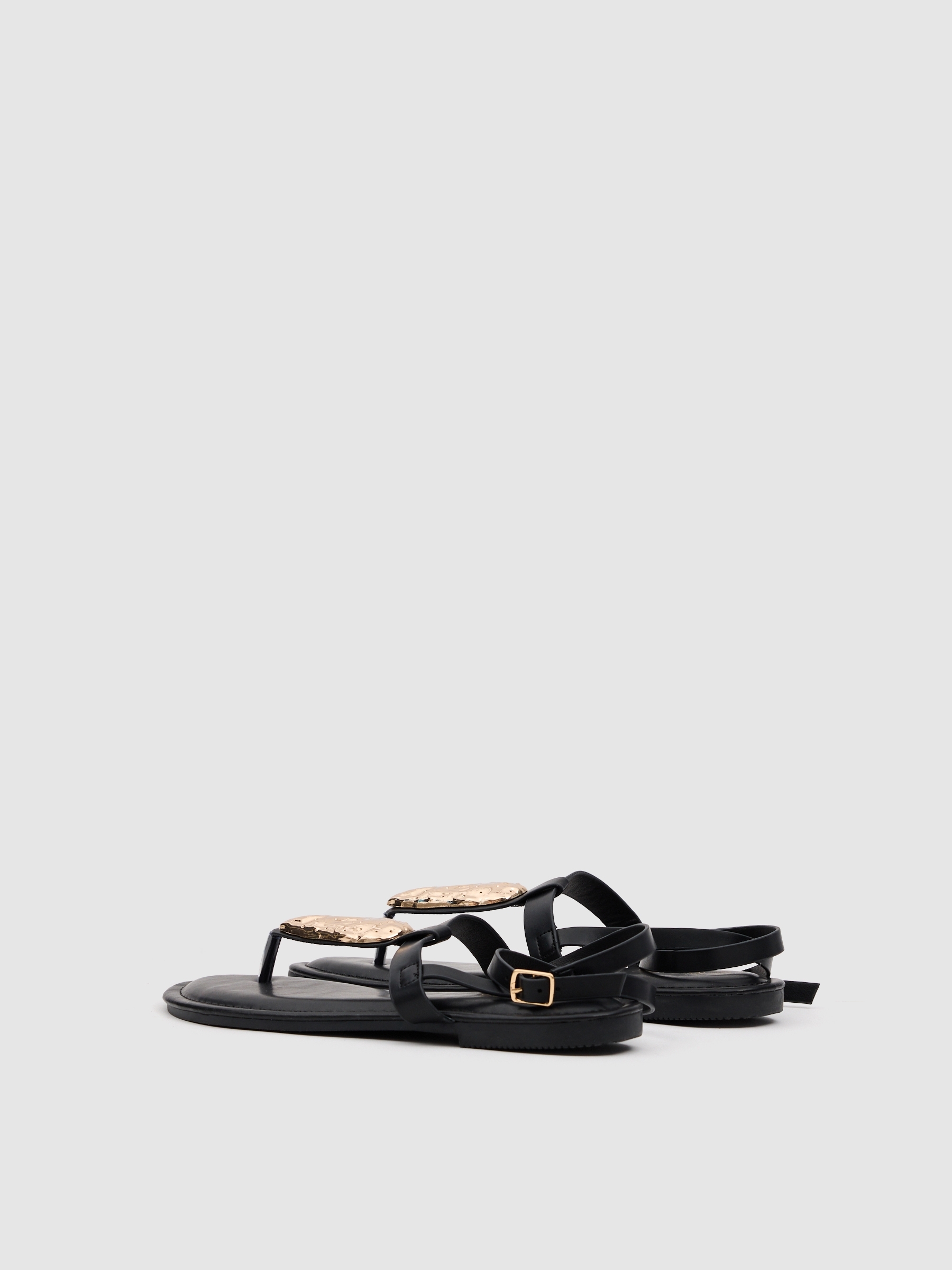 Flat sandal with buckle straps black