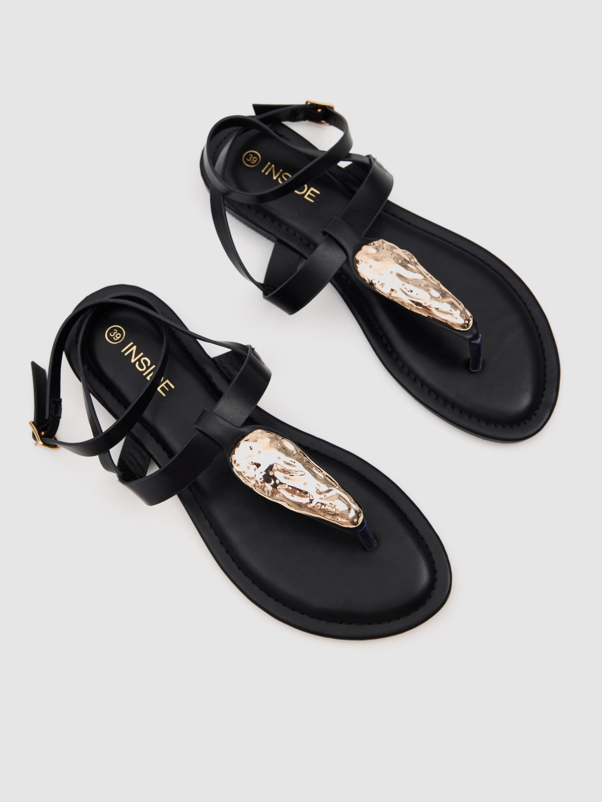 Flat sandal with buckle straps black zenithal view