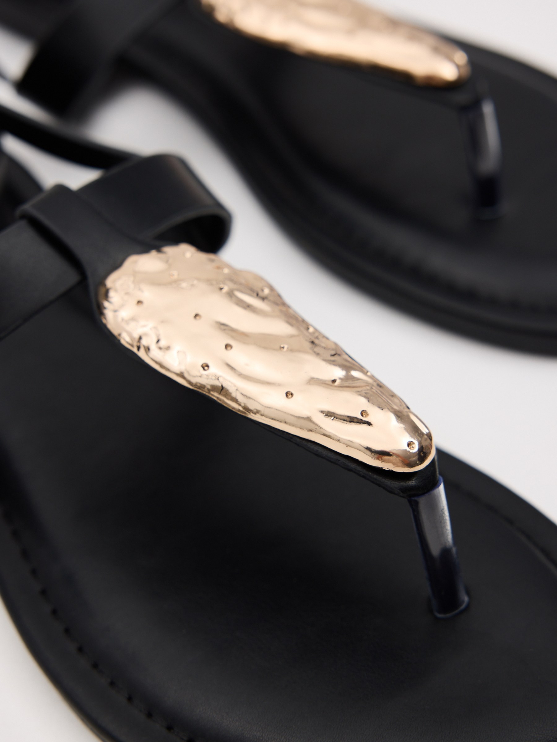 Flat sandal with buckle straps black