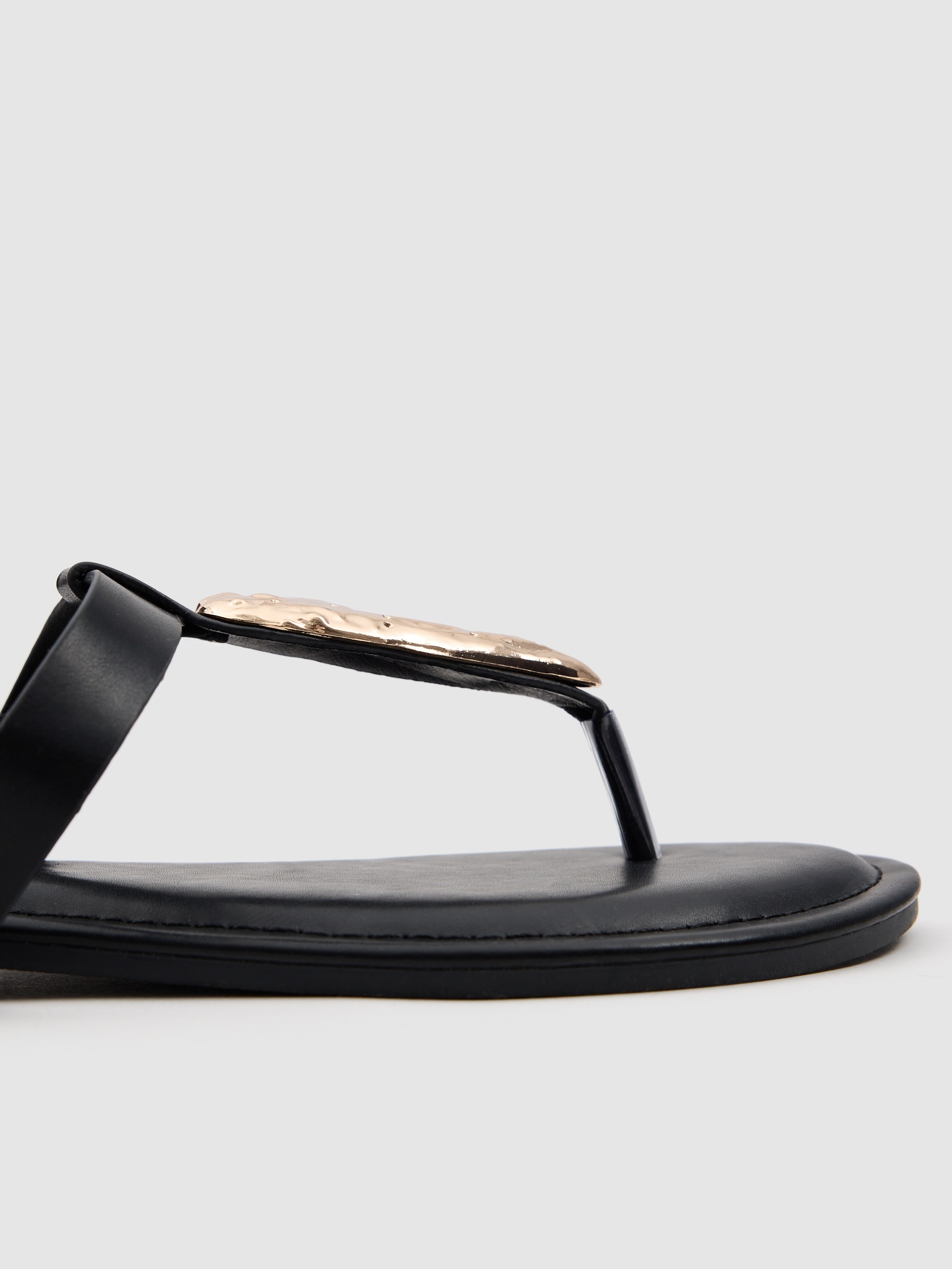 Flat sandal with buckle straps black
