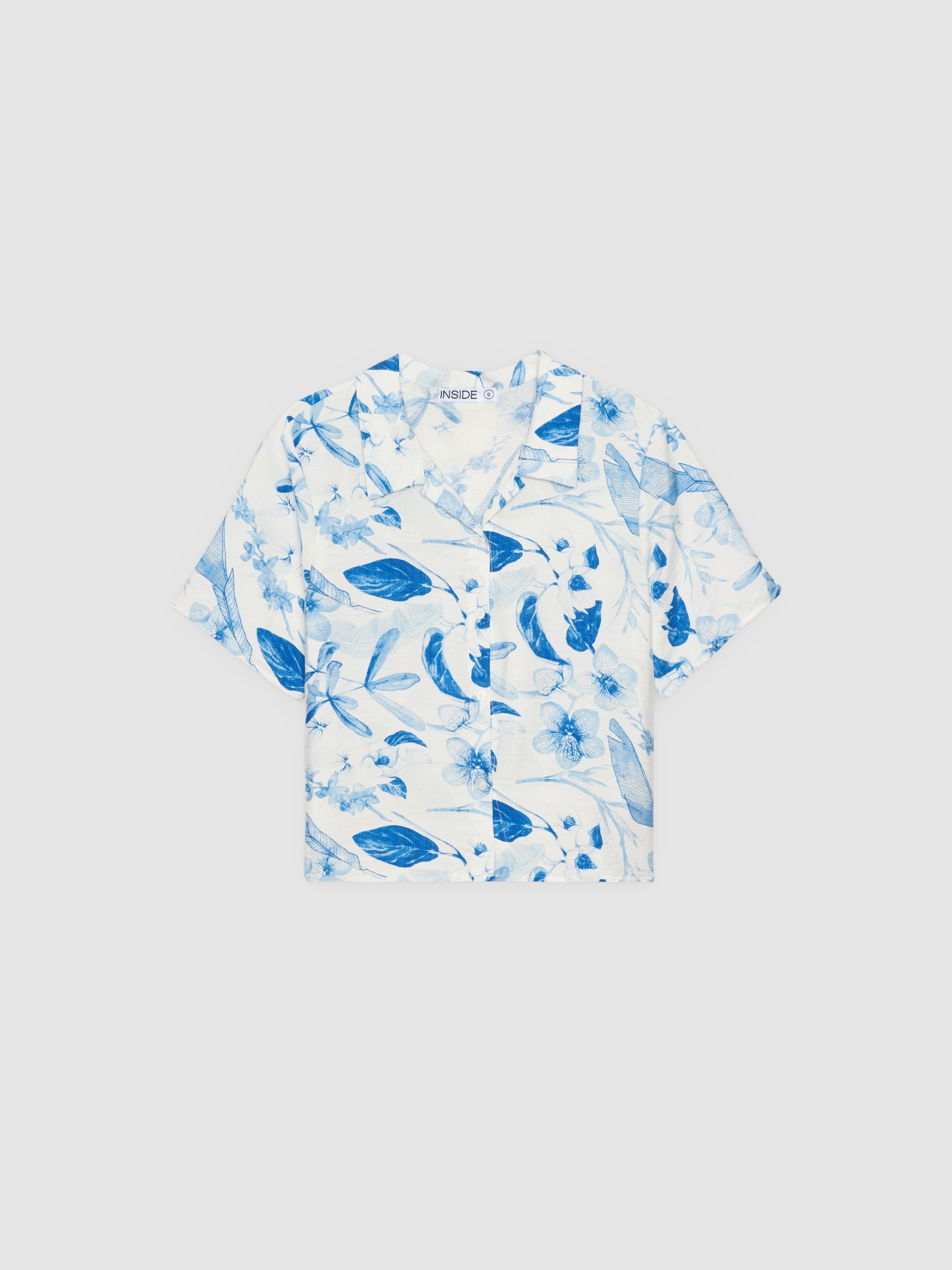 Camisa flores manga curta branco vista meia frontal