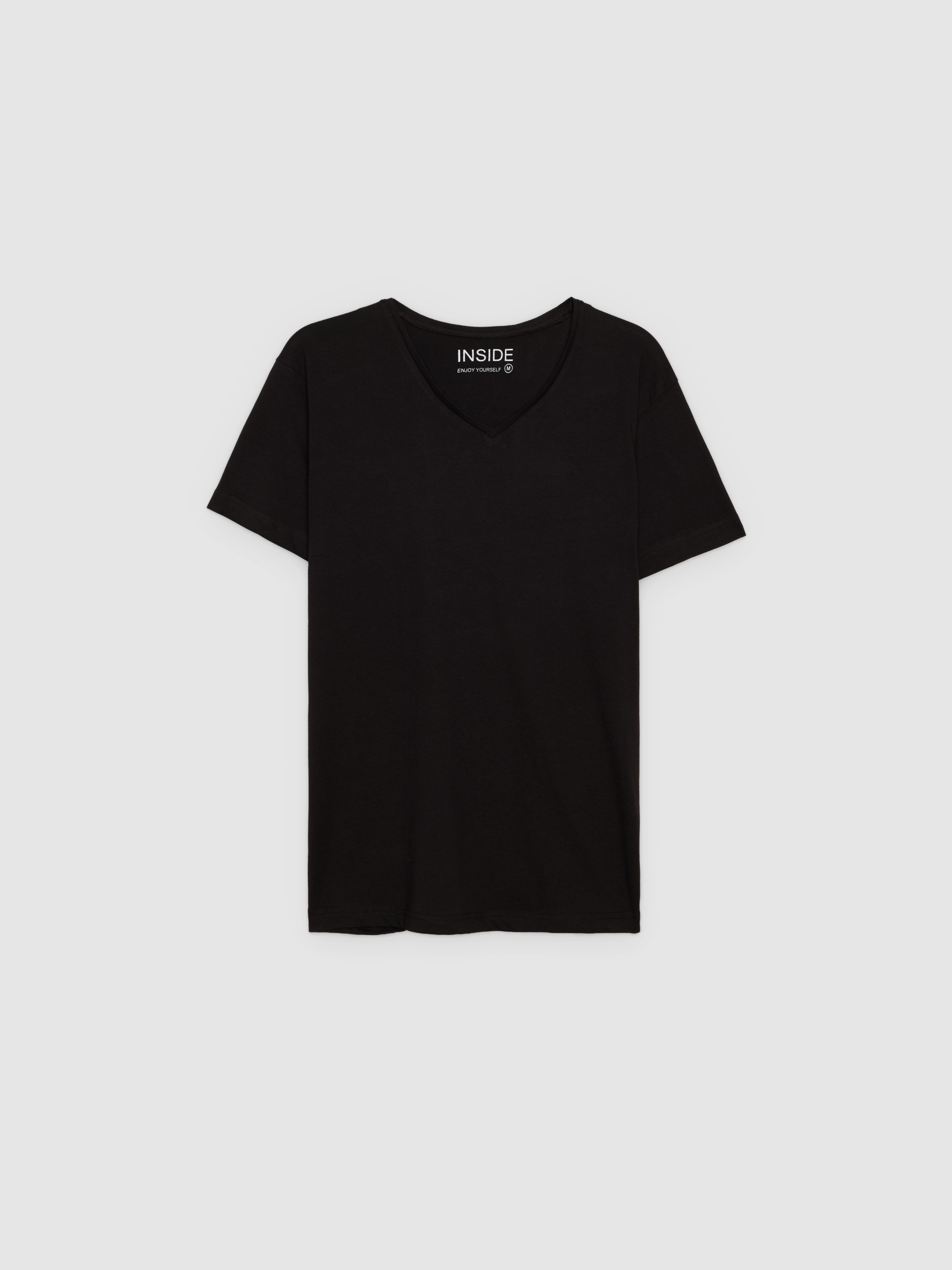 T-shirt básica com decote em V preto vista meia frontal