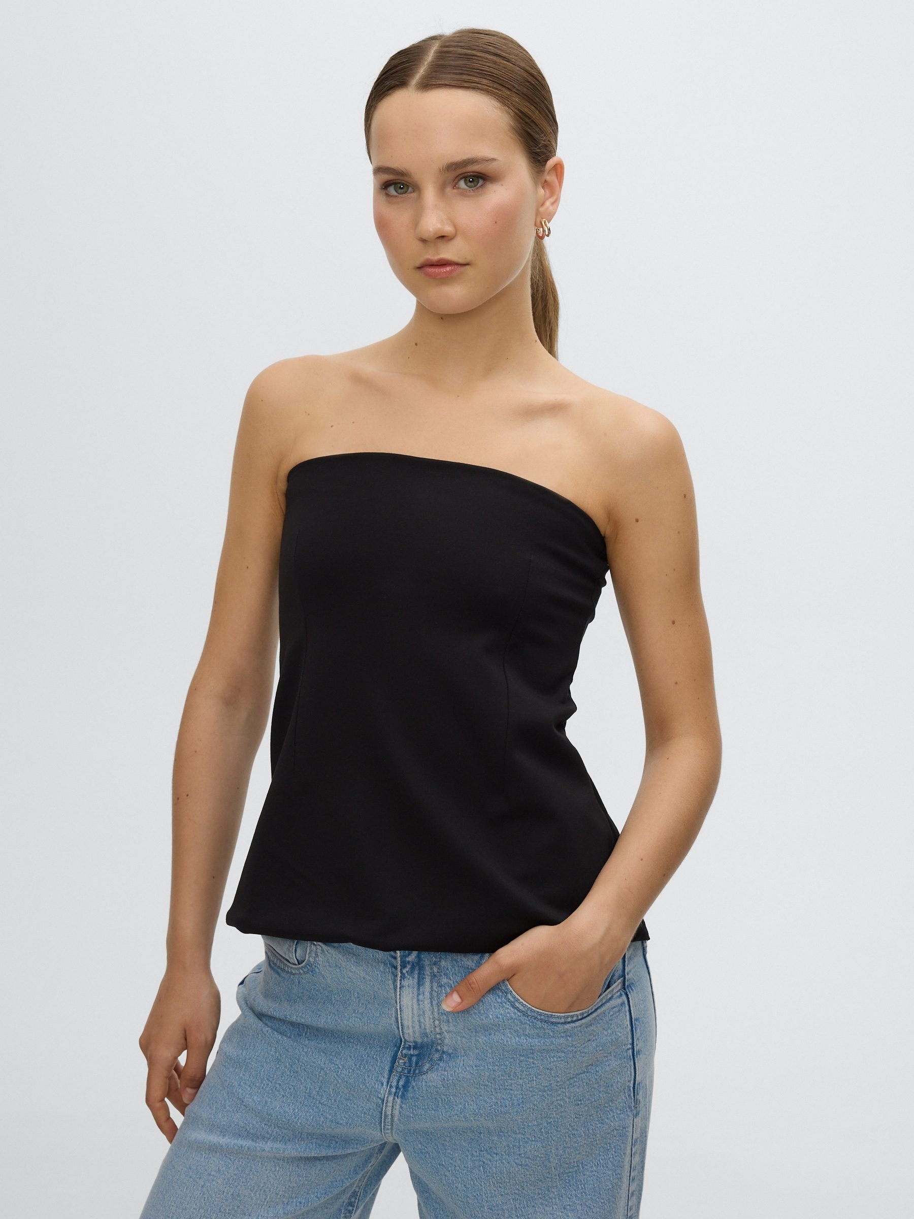Top bandeau peplum negro vista media frontal