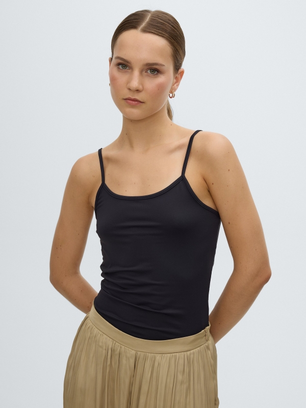Camiseta de alças slim preto vista meia frontal
