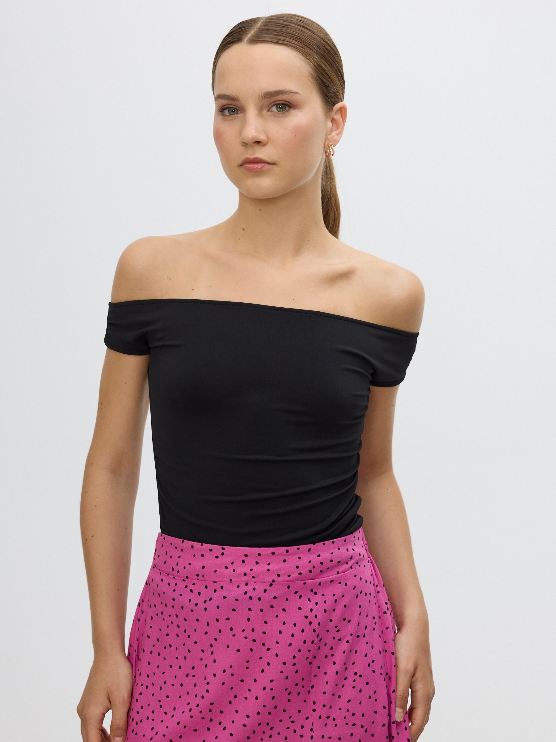 Camiseta bardot fruncida slim negro vista media frontal