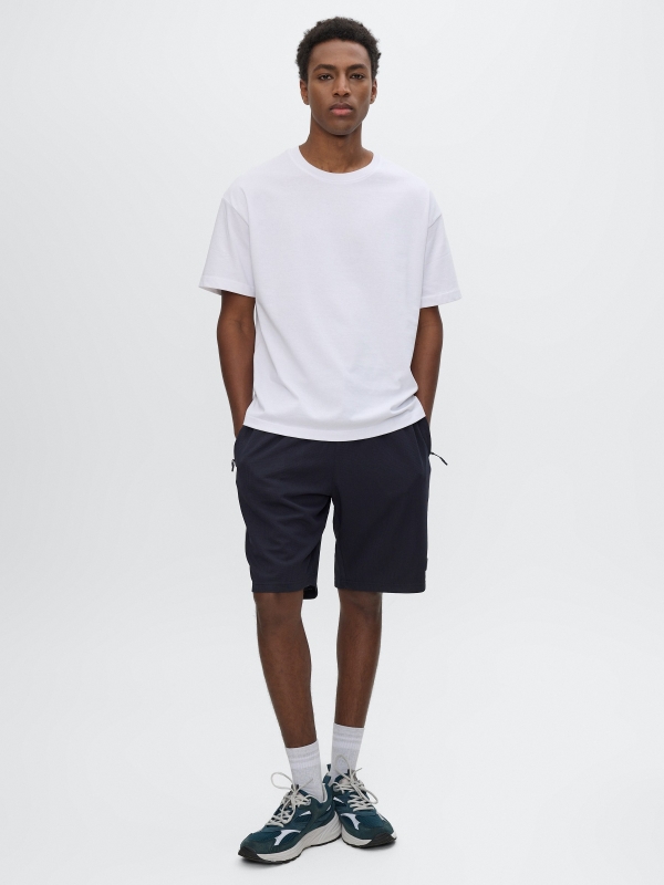 Bermuda jogger de moletom com cordões azul marinho vista meia frontal