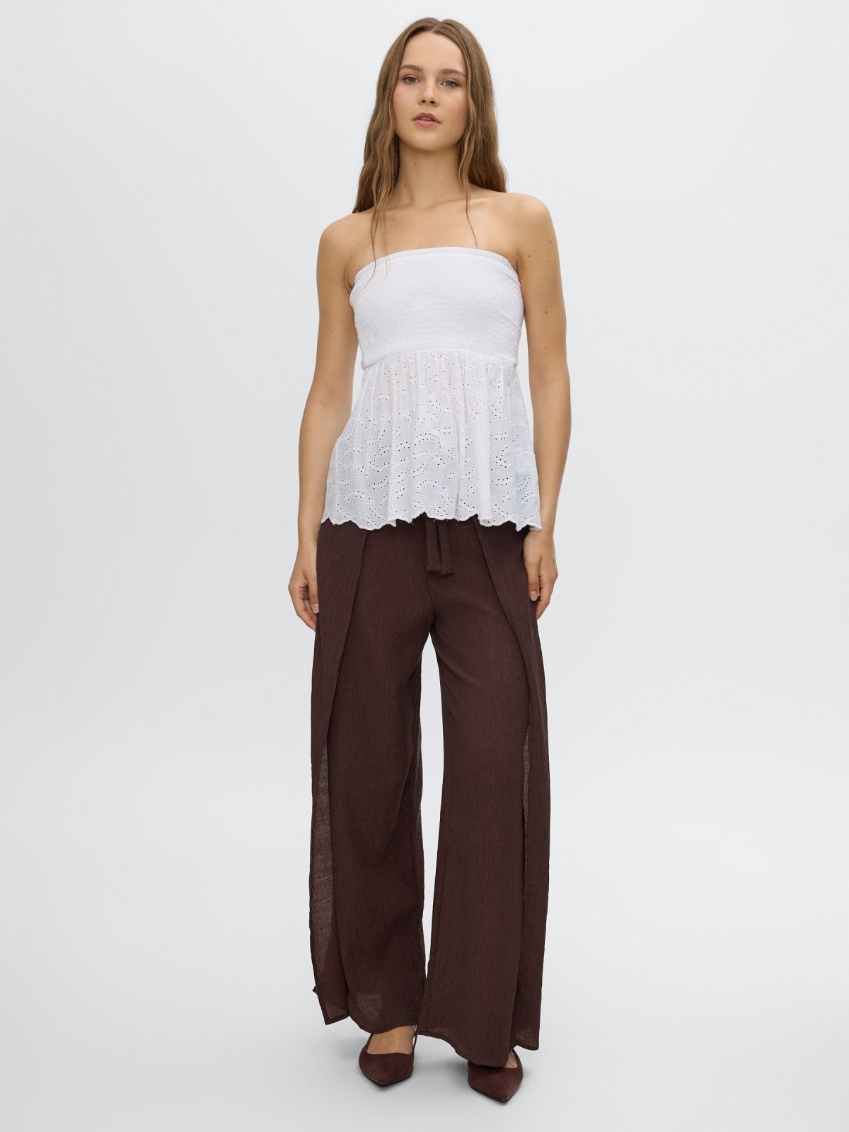 Pantalón fluido wide leg con lazo marrón vista general frontal