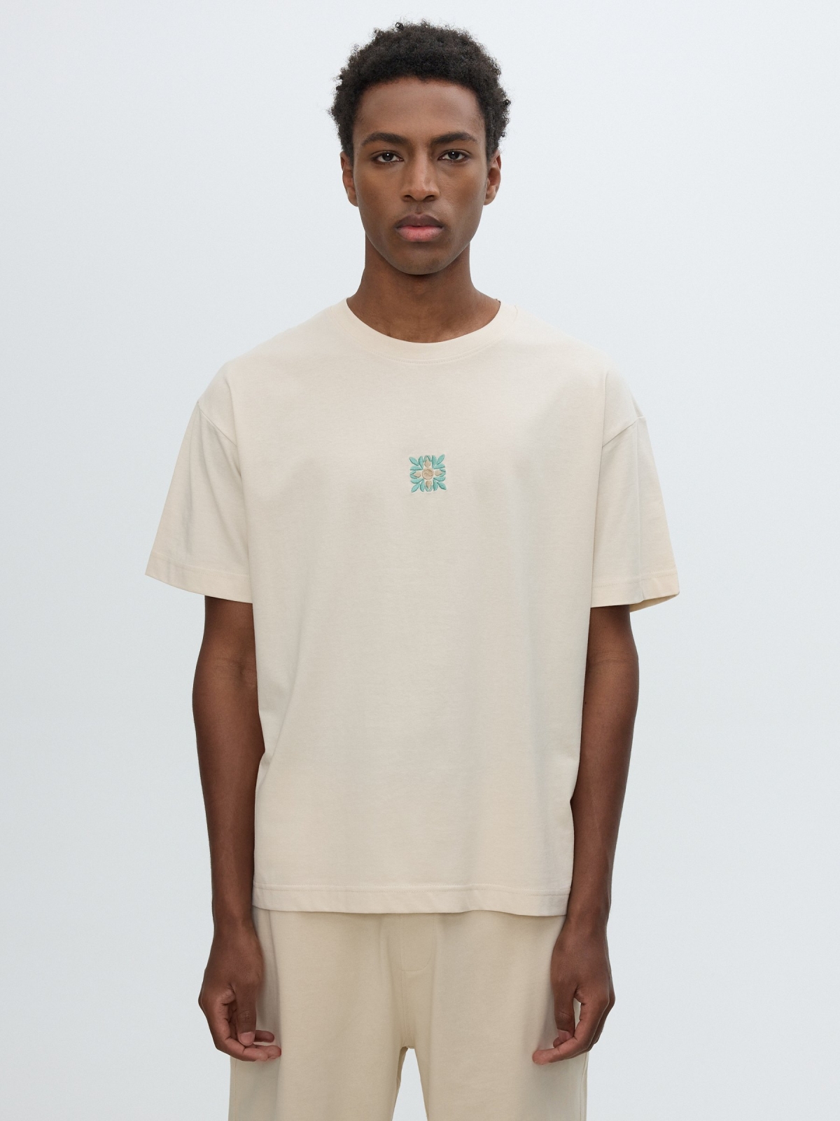 Camiseta gola redonda crua vista meia frontal