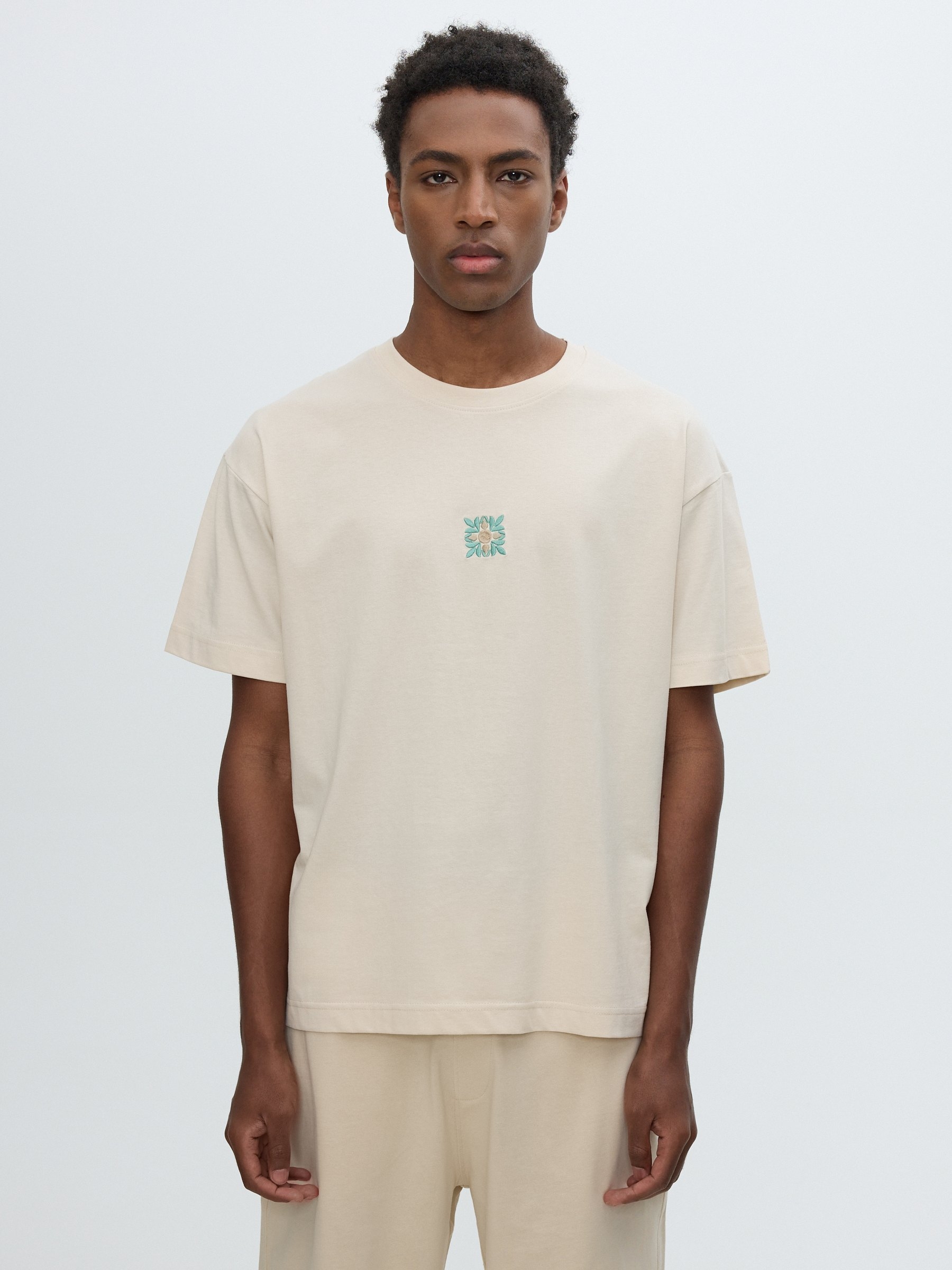 Camiseta gola redonda crua vista meia frontal
