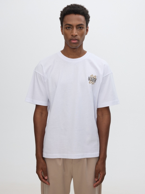 Camiseta estampado texto blanco vista media frontal