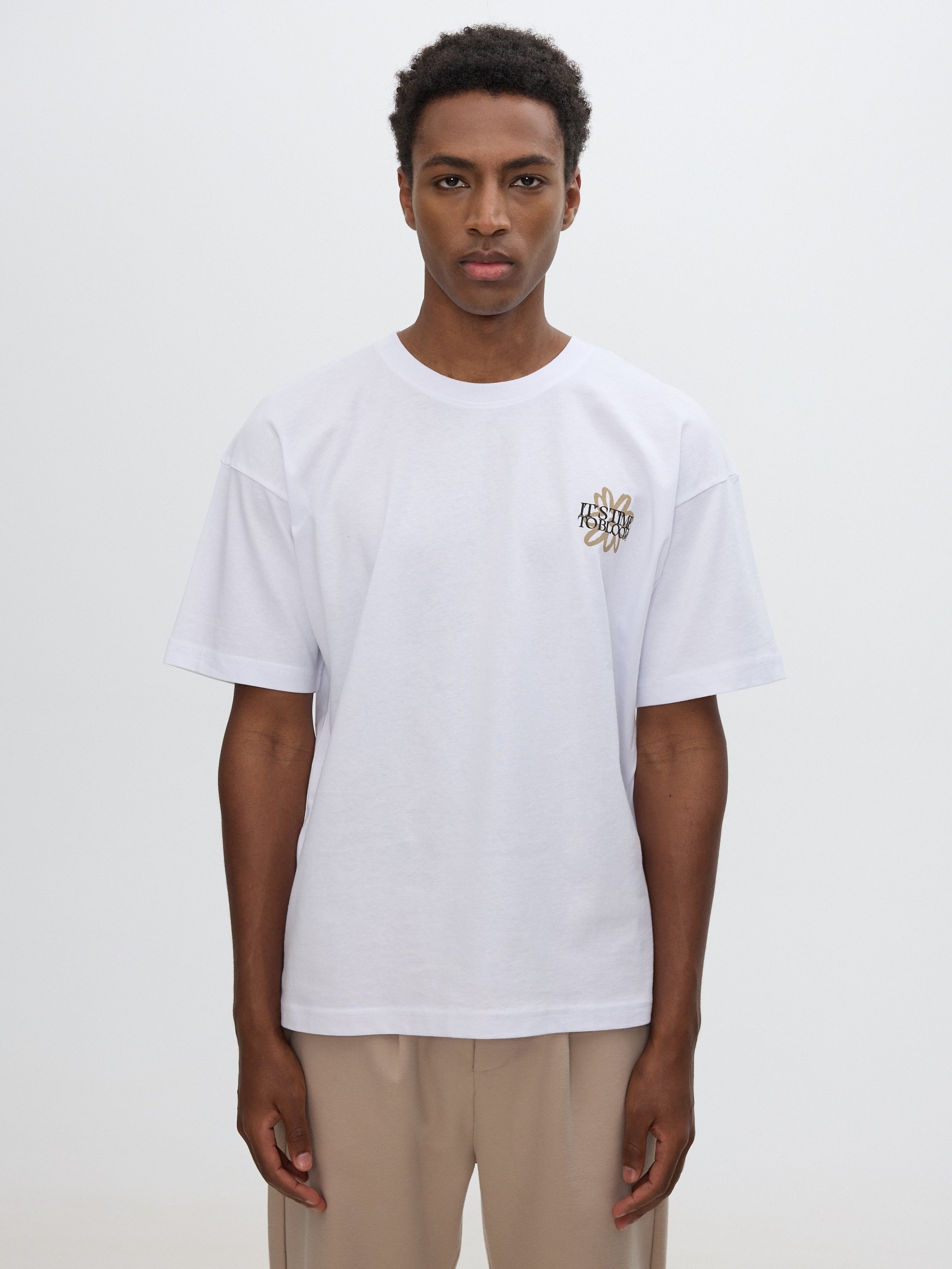 Camiseta com estampa de texto branco vista meia frontal