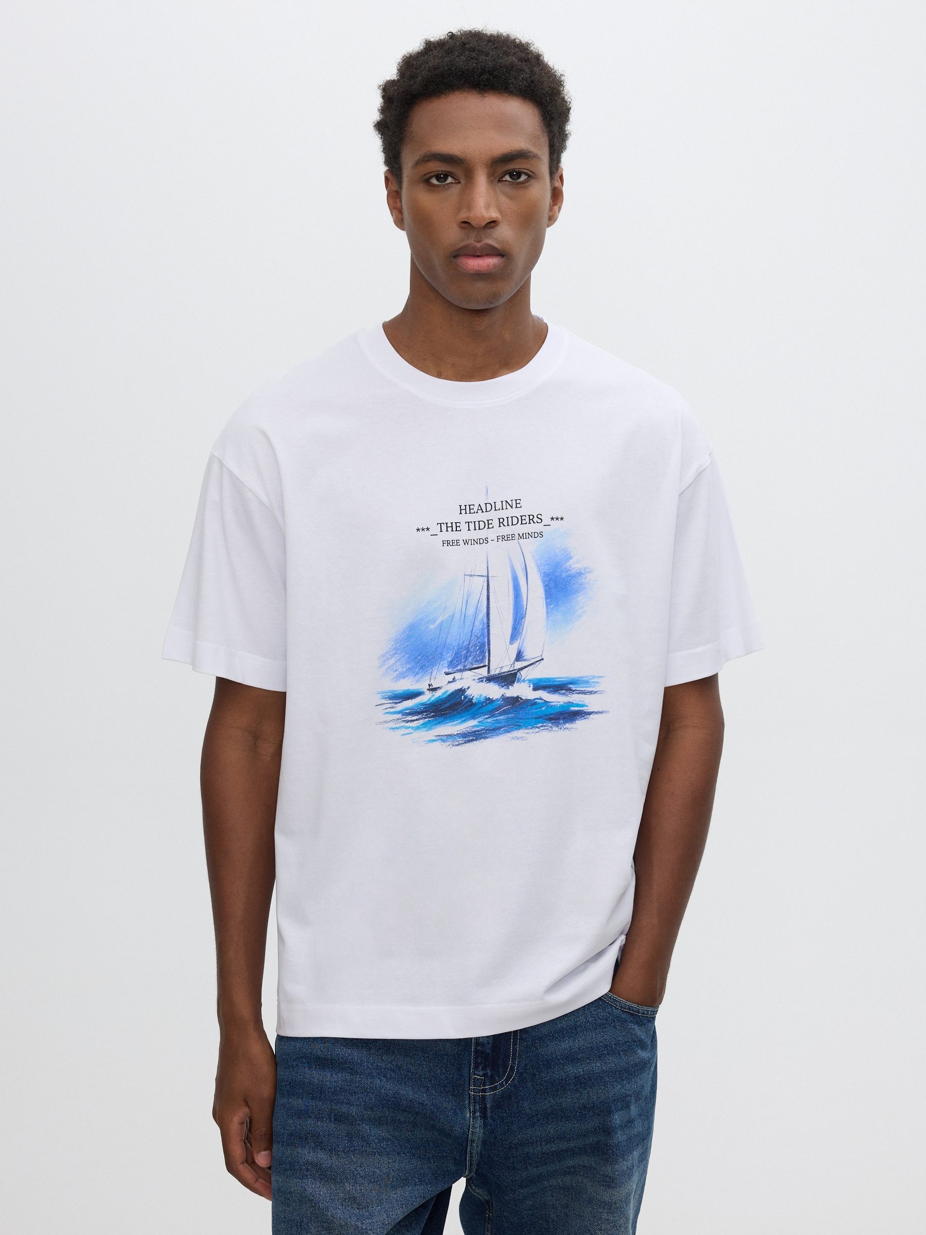 Camiseta estampada veleiro branco vista meia frontal