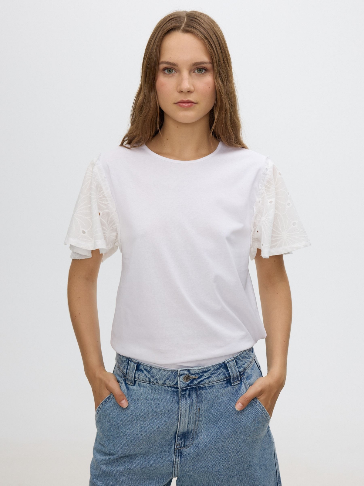 Camiseta algodón bordado suizo blanco vista media frontal