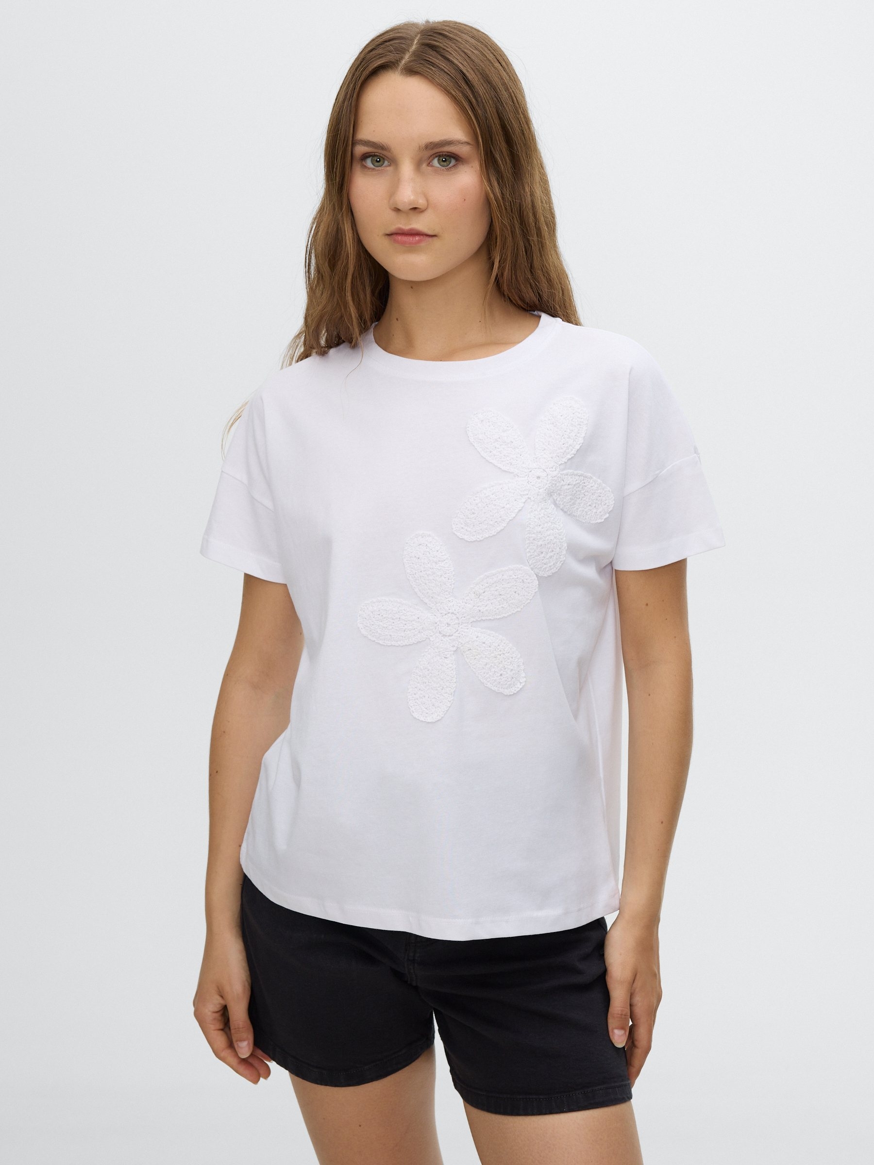 Camiseta flores bordado blanco vista media frontal