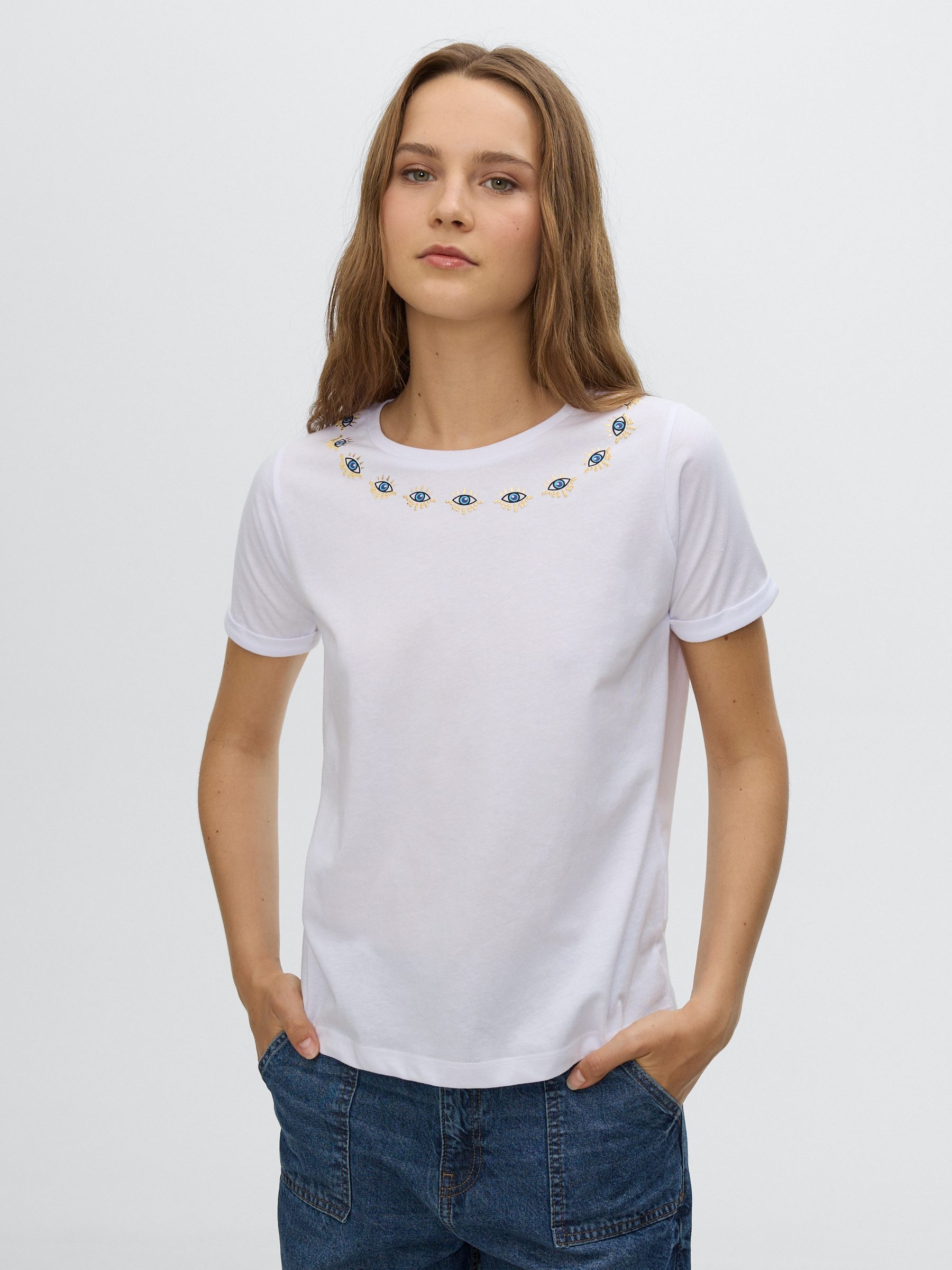 Camiseta étnica com miçangas branco vista meia frontal