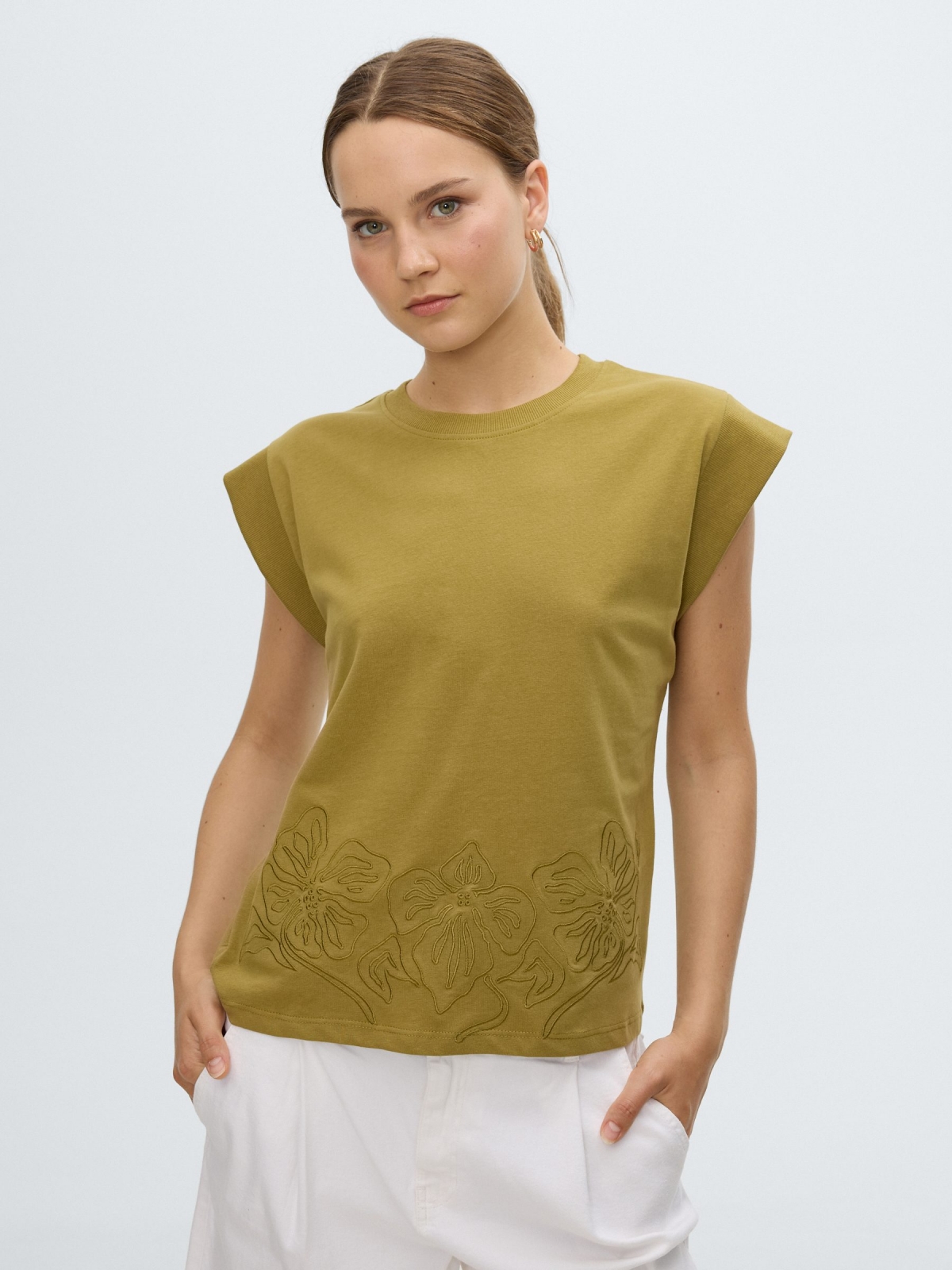 Camiseta sem mangas bordado floral verde oliva vista meia frontal