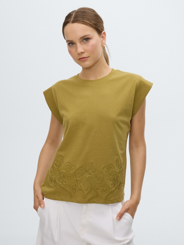 Camiseta sem mangas bordado floral verde oliva vista meia frontal