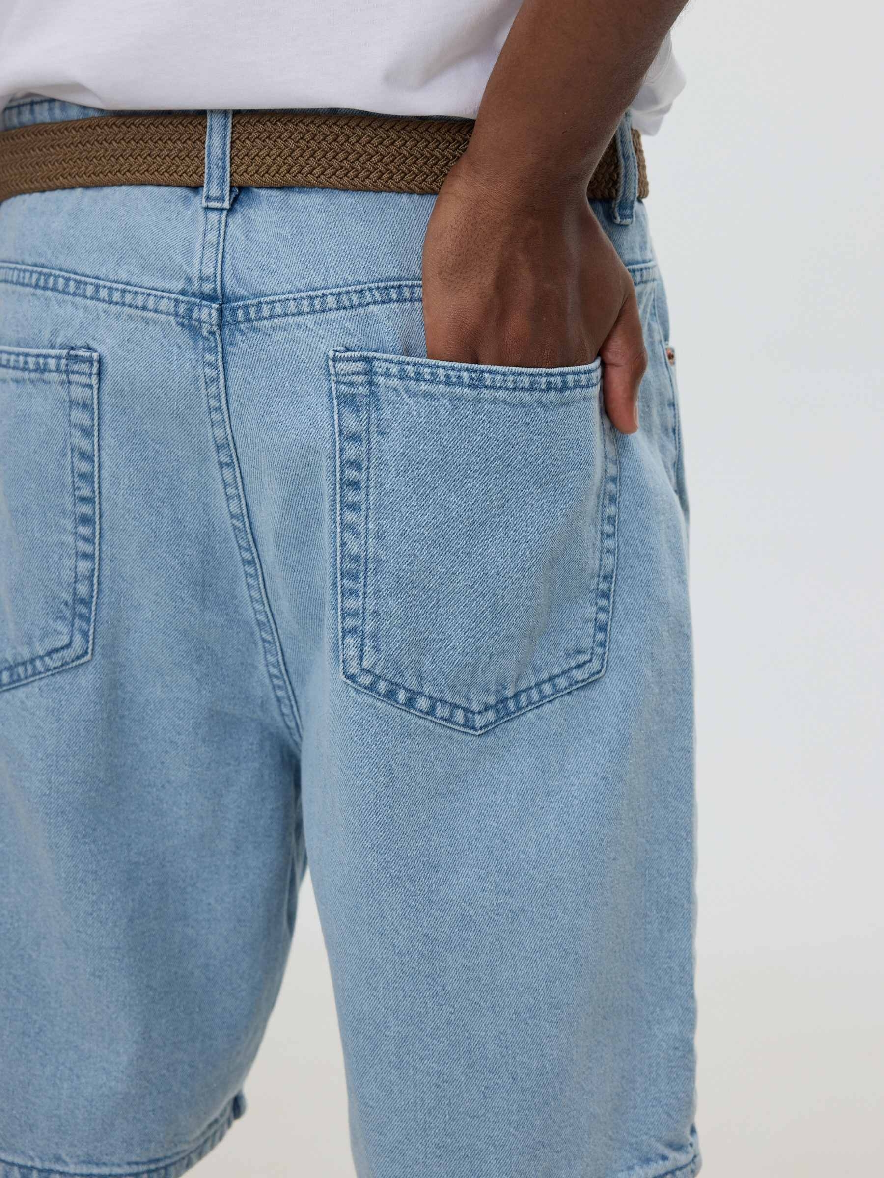 Bermuda jeans regular azul vista meia frontal