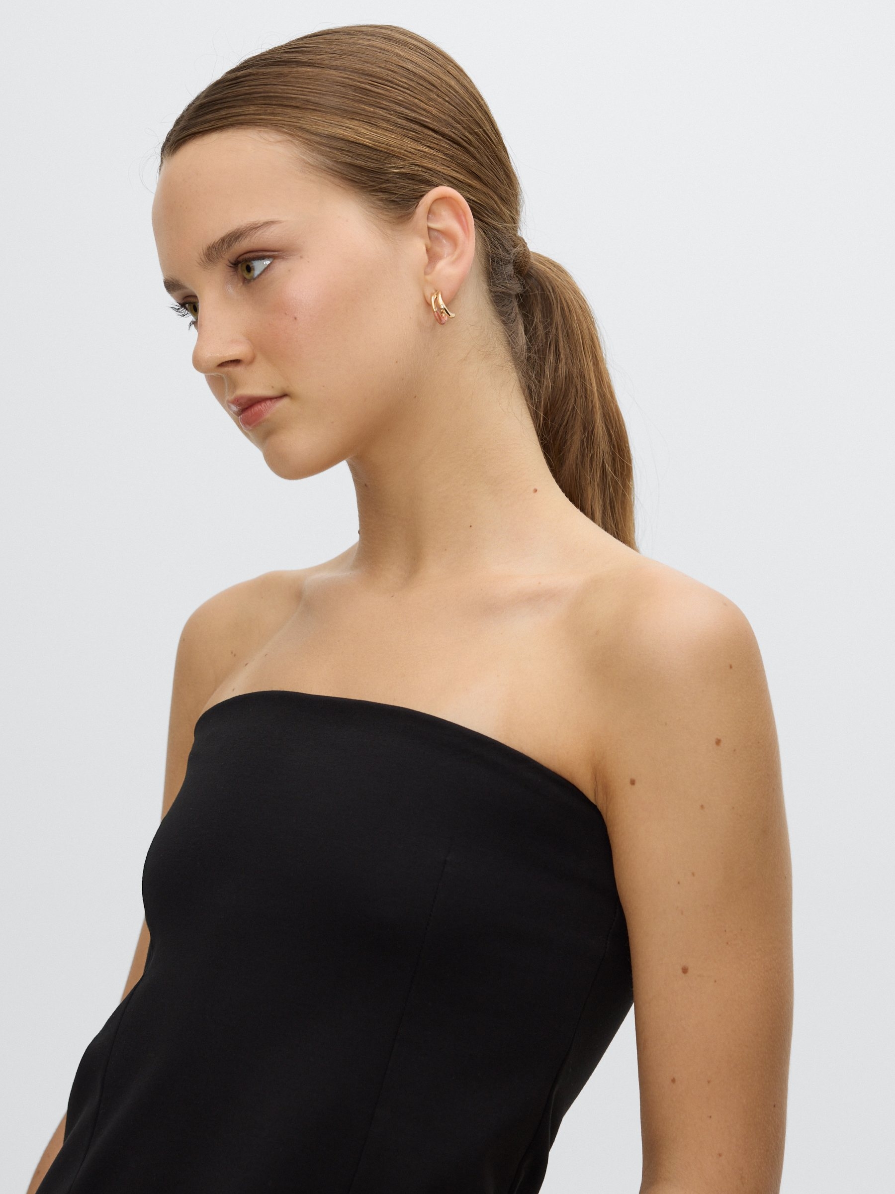 Top bandeau peplum negro vista media frontal