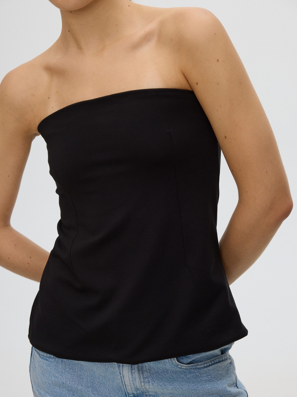 Top bandeau peplum negro vista detalle