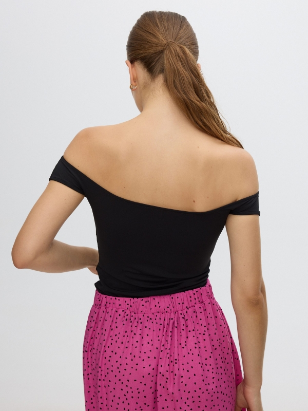 Camiseta bardot fruncida slim negro vista media trasera