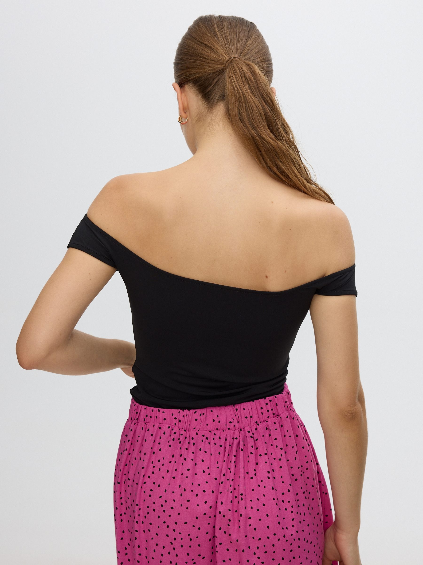 Camiseta bardot fruncida slim negro vista media frontal