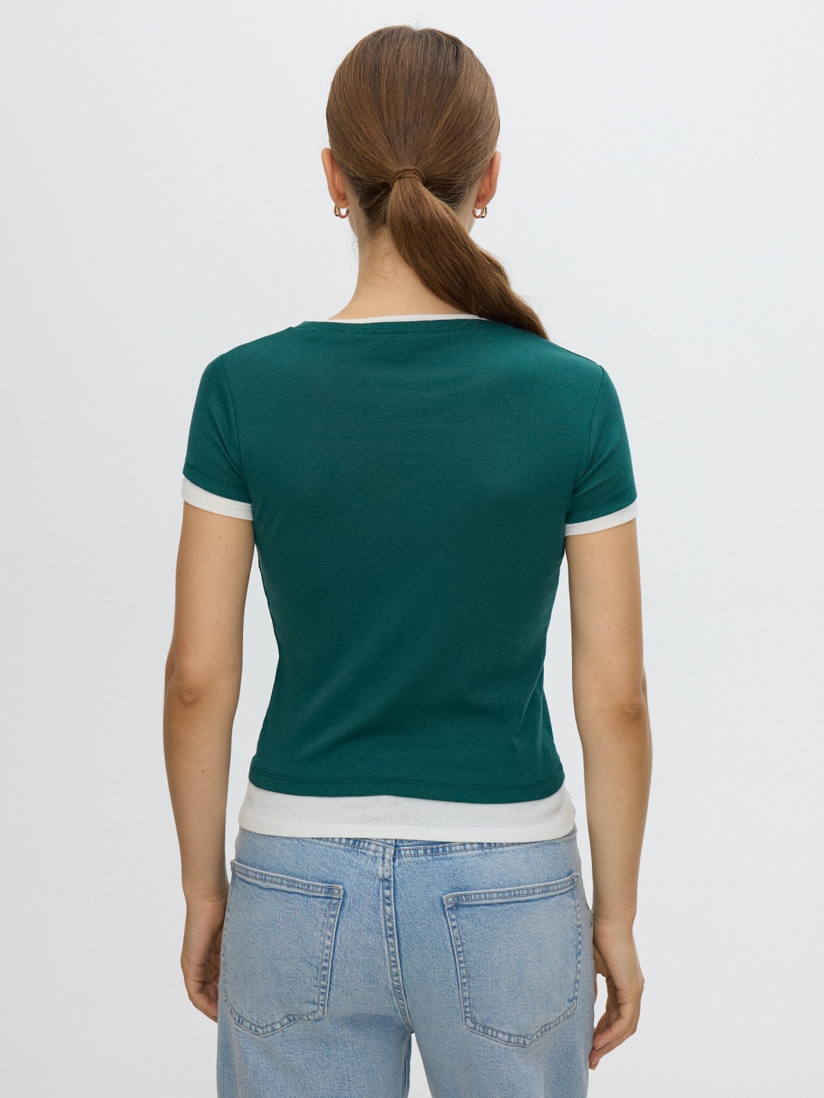 Camiseta de efecto doble capa verde oscuro vista media trasera