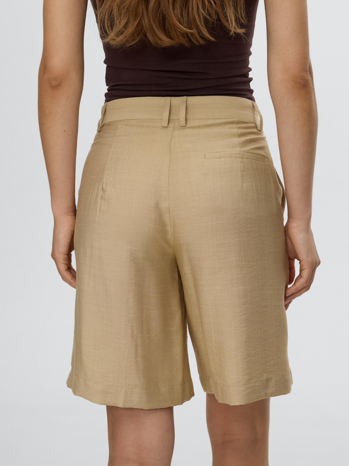 Mid-rise fluid Bermuda shorts sand detail view