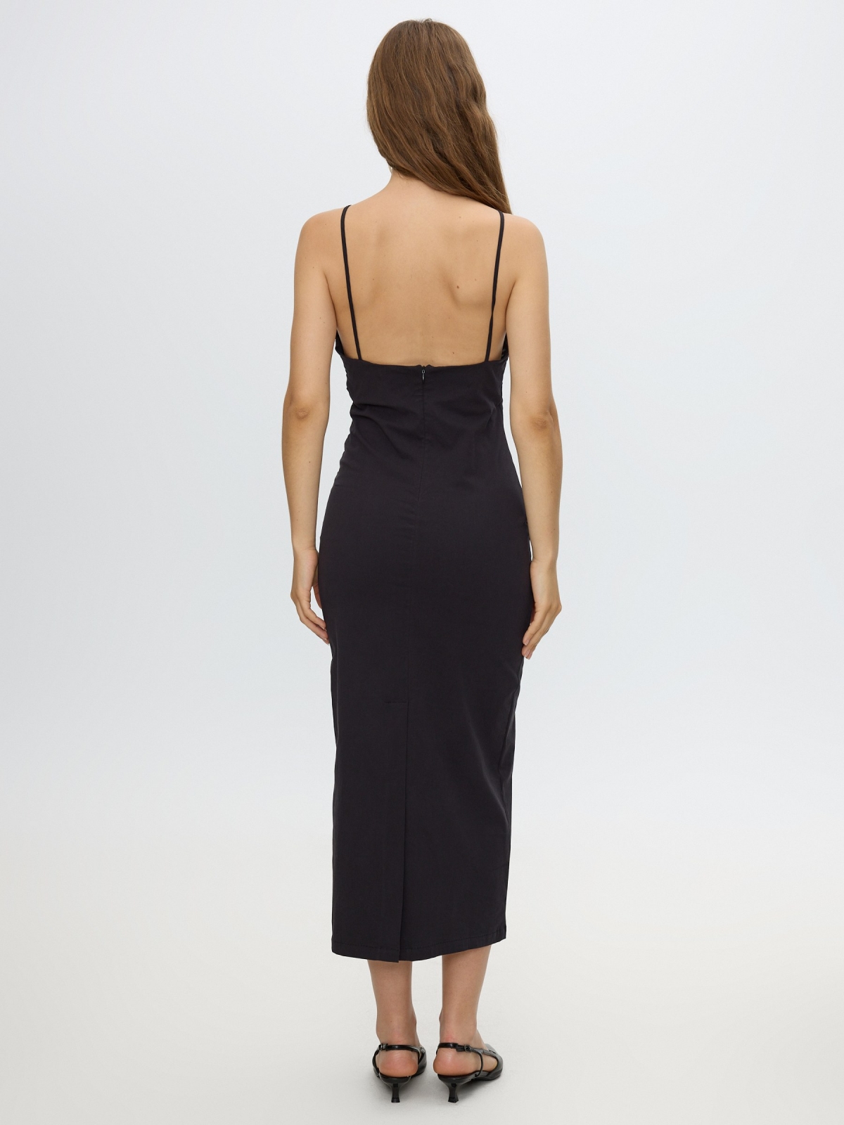 Vestido midi halter fruncido negro vista media trasera