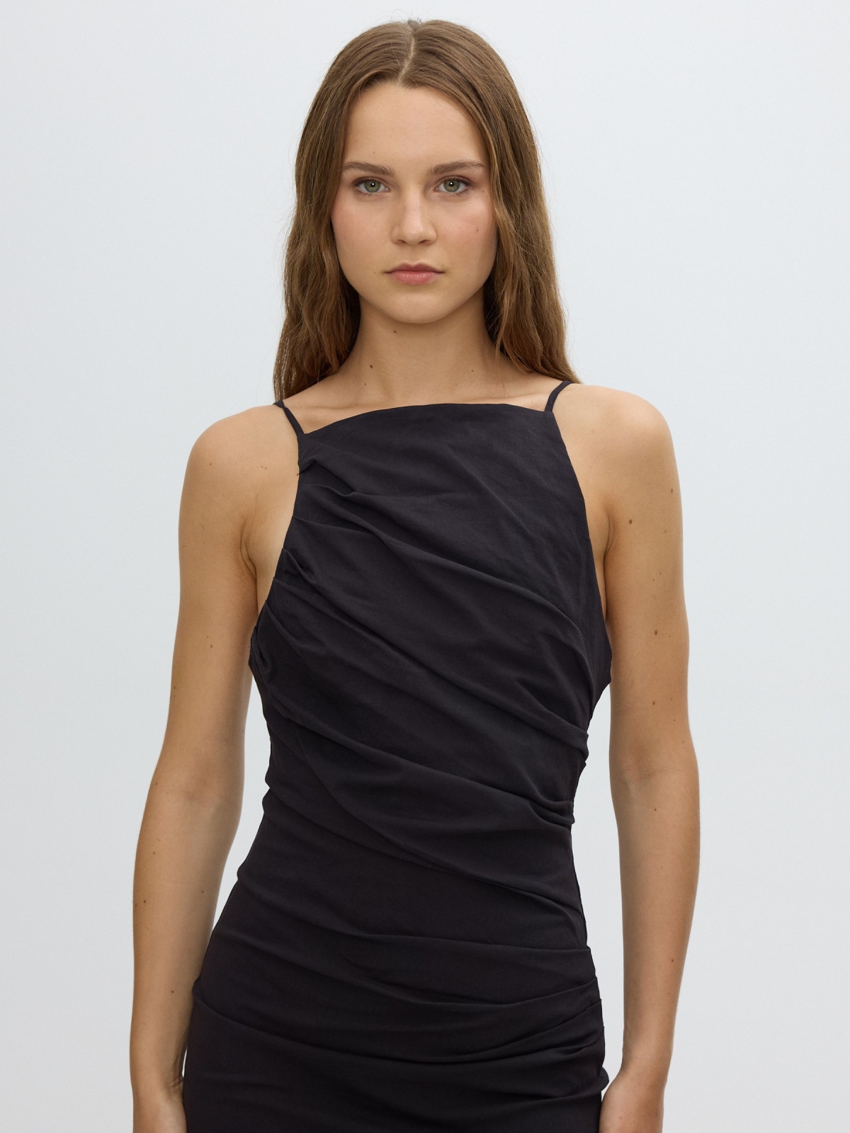 Vestido midi halter fruncido negro vista general frontal
