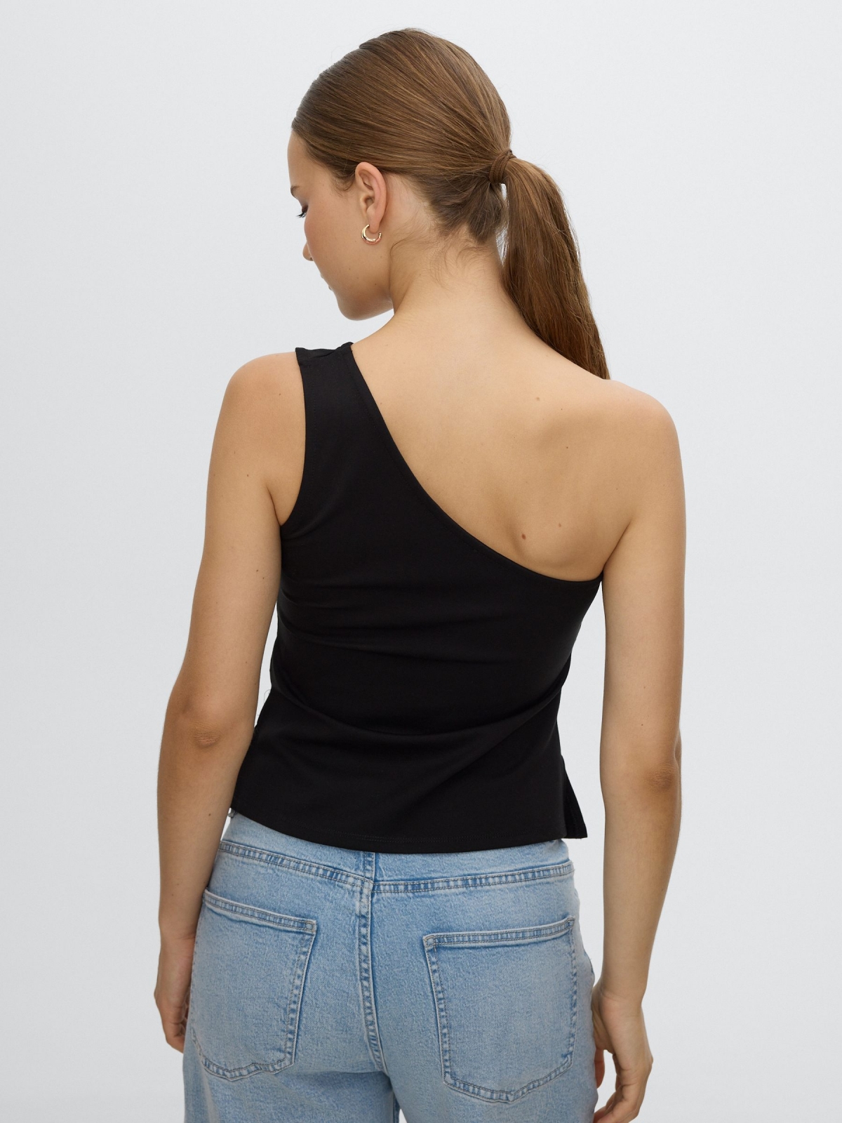 Top asimétrico drapeado slim negro vista media trasera