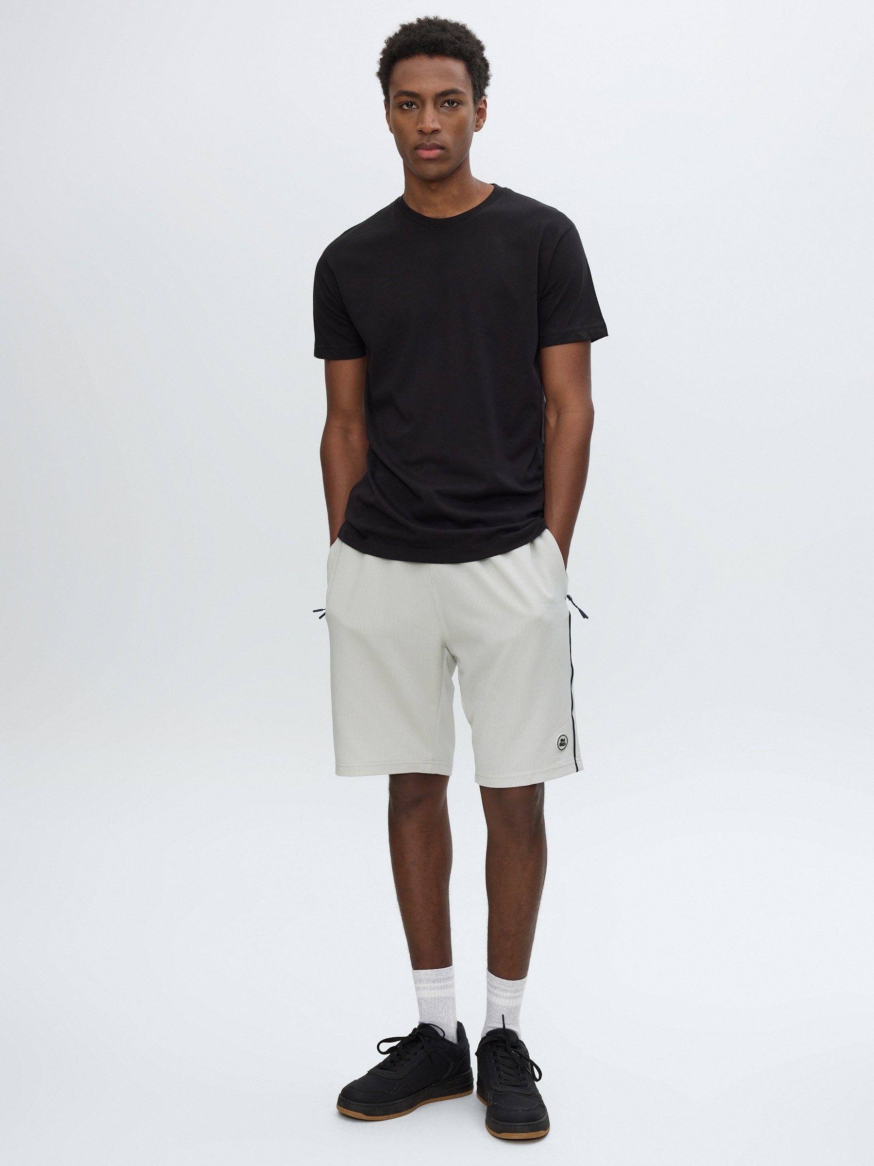Bermuda jogger de moletom com cordões cinza claro vista meia frontal