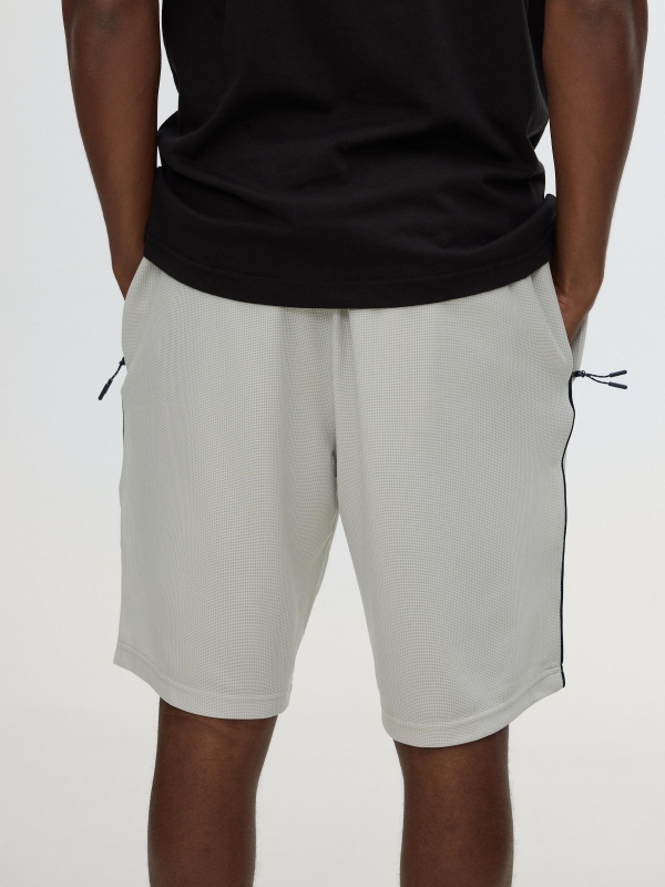 Bermuda jogger felpa con cordones gris claro vista media trasera