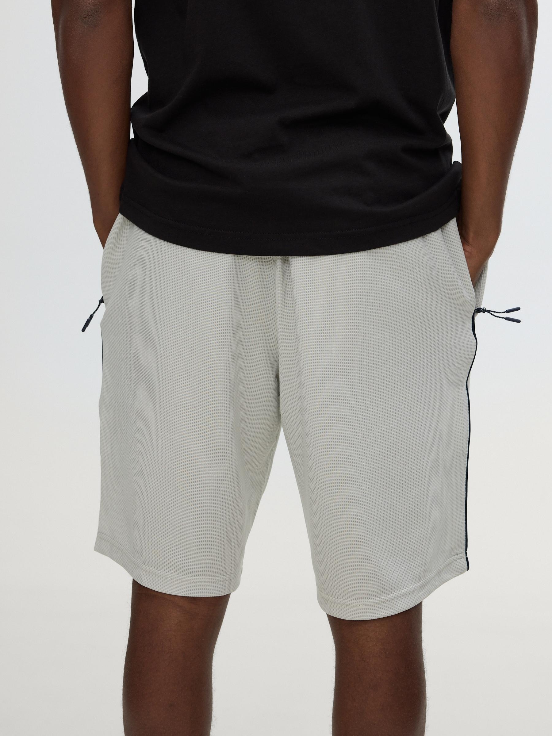 Bermuda jogger felpa con cordones gris claro vista media frontal