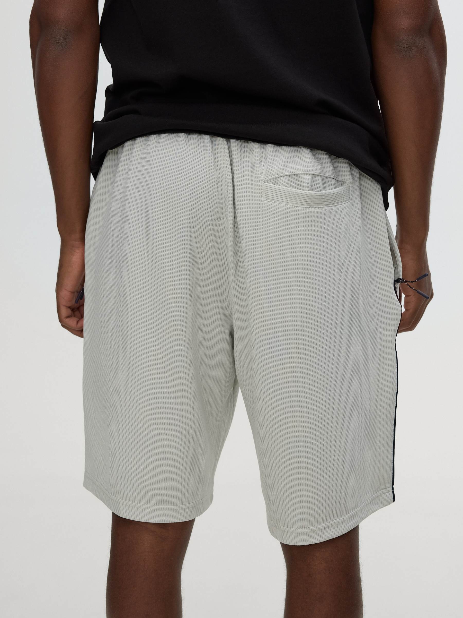 Bermuda jogger felpa con cordones gris claro vista media frontal