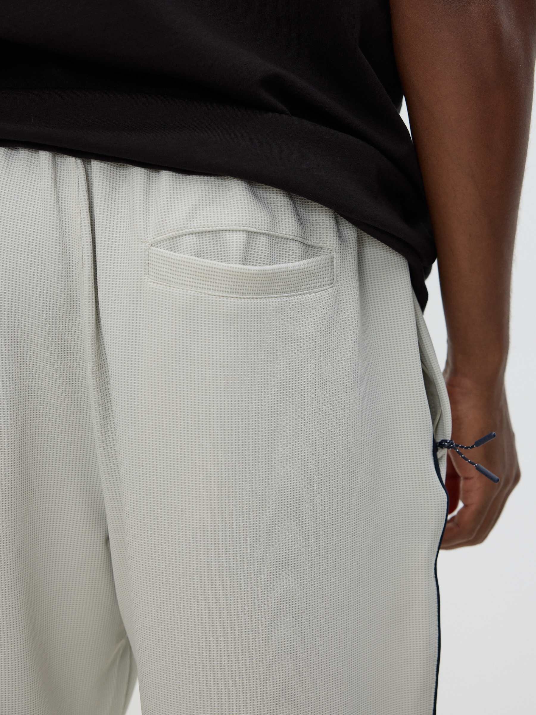 Bermuda jogger felpa con cordones gris claro vista media frontal
