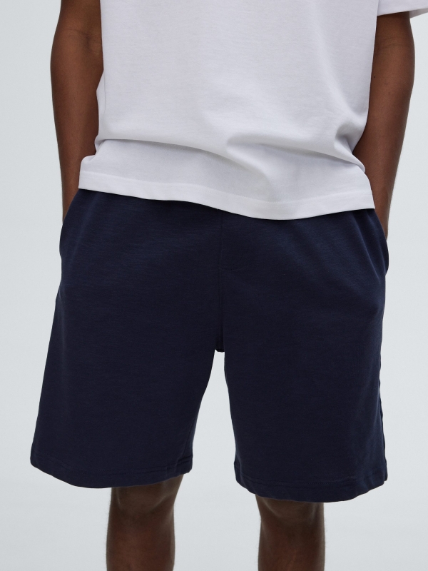 Bermuda jogger com bandas laterais azul marinho vista meia traseira